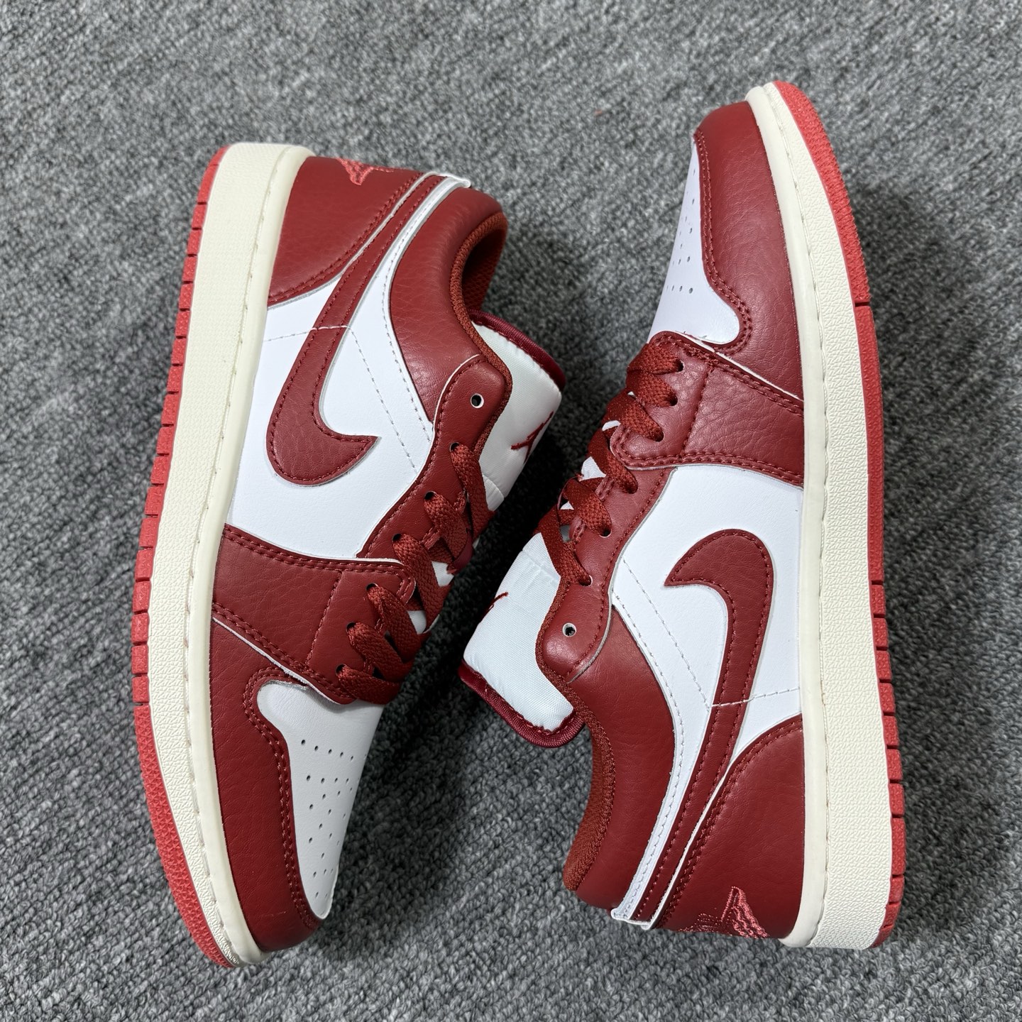 ♨️！ 东莞裁片版！aj1低帮白红！尺码35.5-47.5全码出货，同品质，价位 市场的NO1存在✊货号