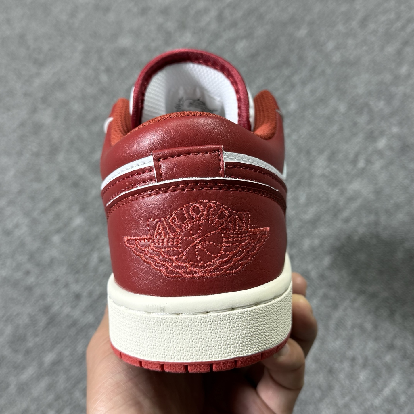 ♨️！ 东莞裁片版！aj1低帮白红！尺码35.5-47.5全码出货，同品质，价位 市场的NO1存在✊货号
