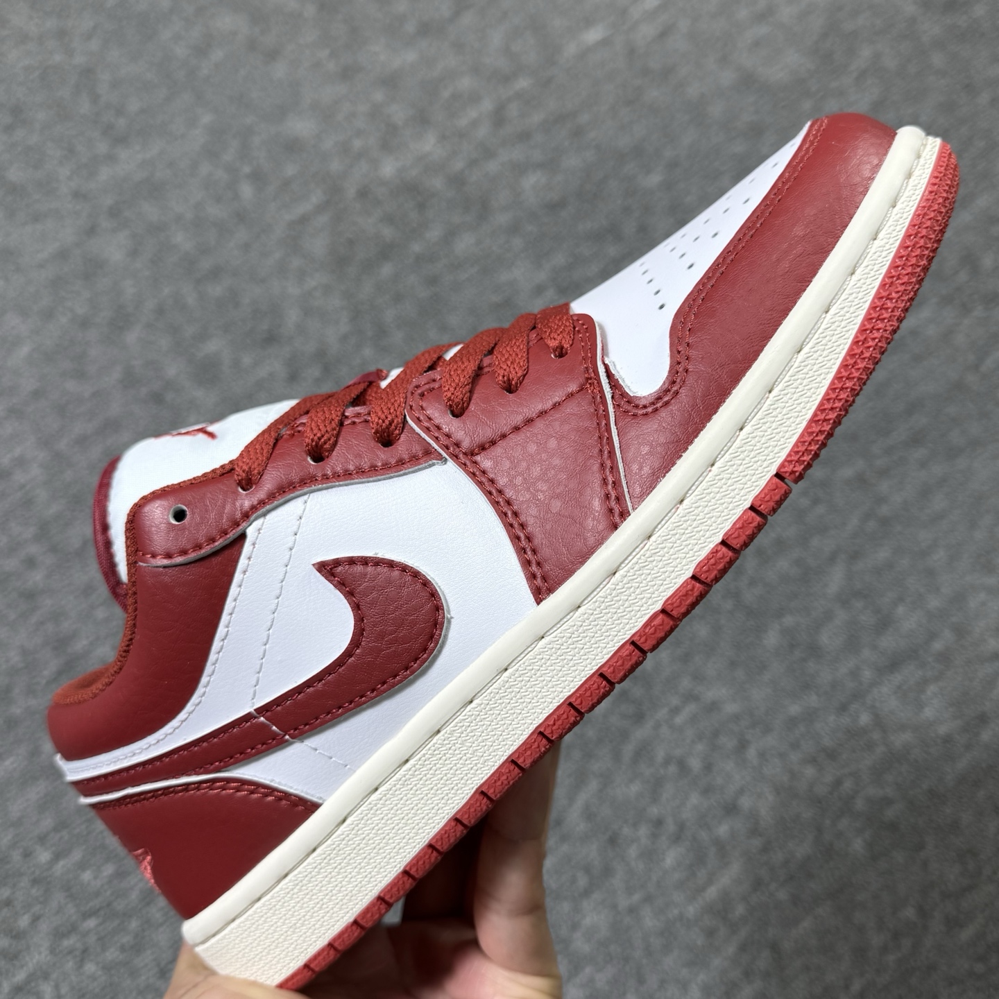 ♨️！ 东莞裁片版！aj1低帮白红！尺码35.5-47.5全码出货，同品质，价位 市场的NO1存在✊货号