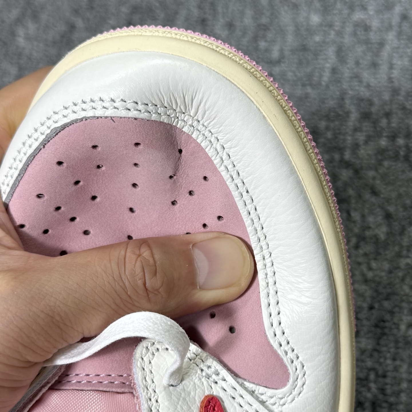 aj1粉倒钩低帮！尺码35.5-47.5全码出货，同品质，同价位市场无对手的存在 ，欢迎所有合作商实物测