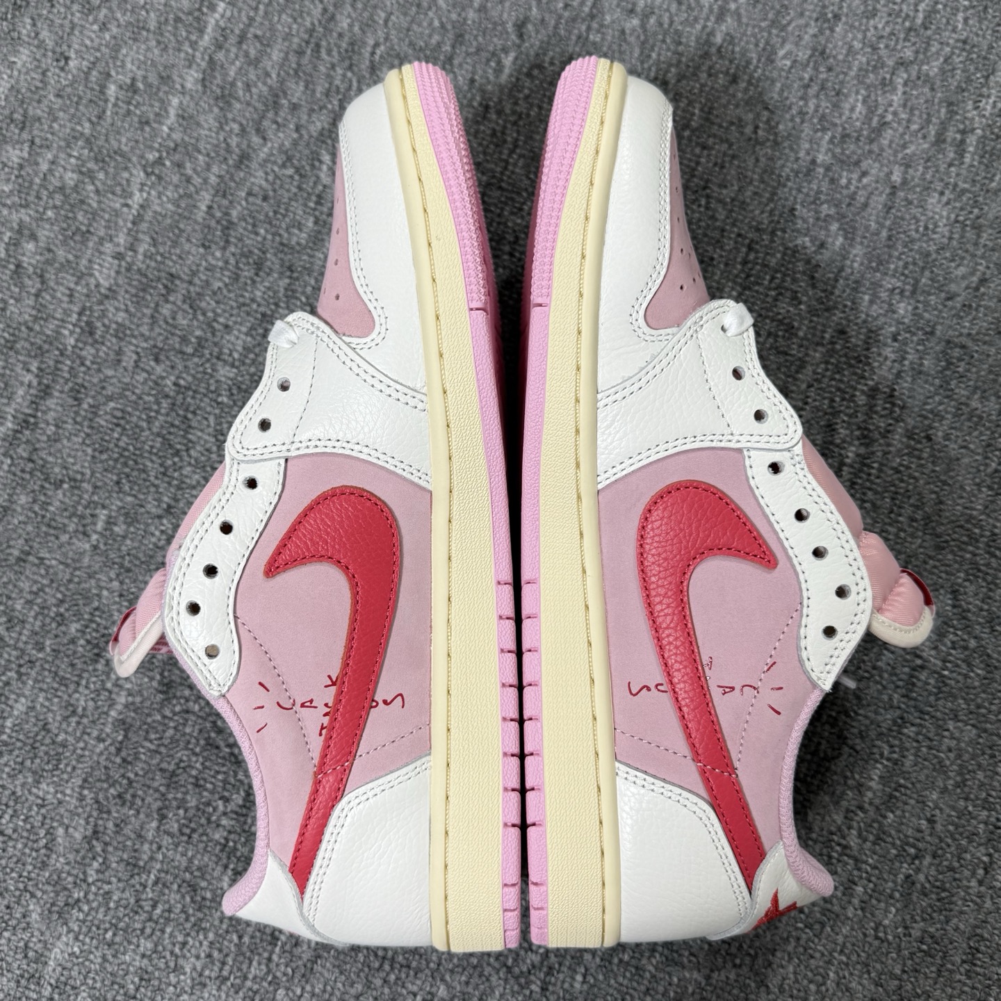 aj1粉倒钩低帮！尺码35.5-47.5全码出货，同品质，同价位市场无对手的存在 ，欢迎所有合作商实物测