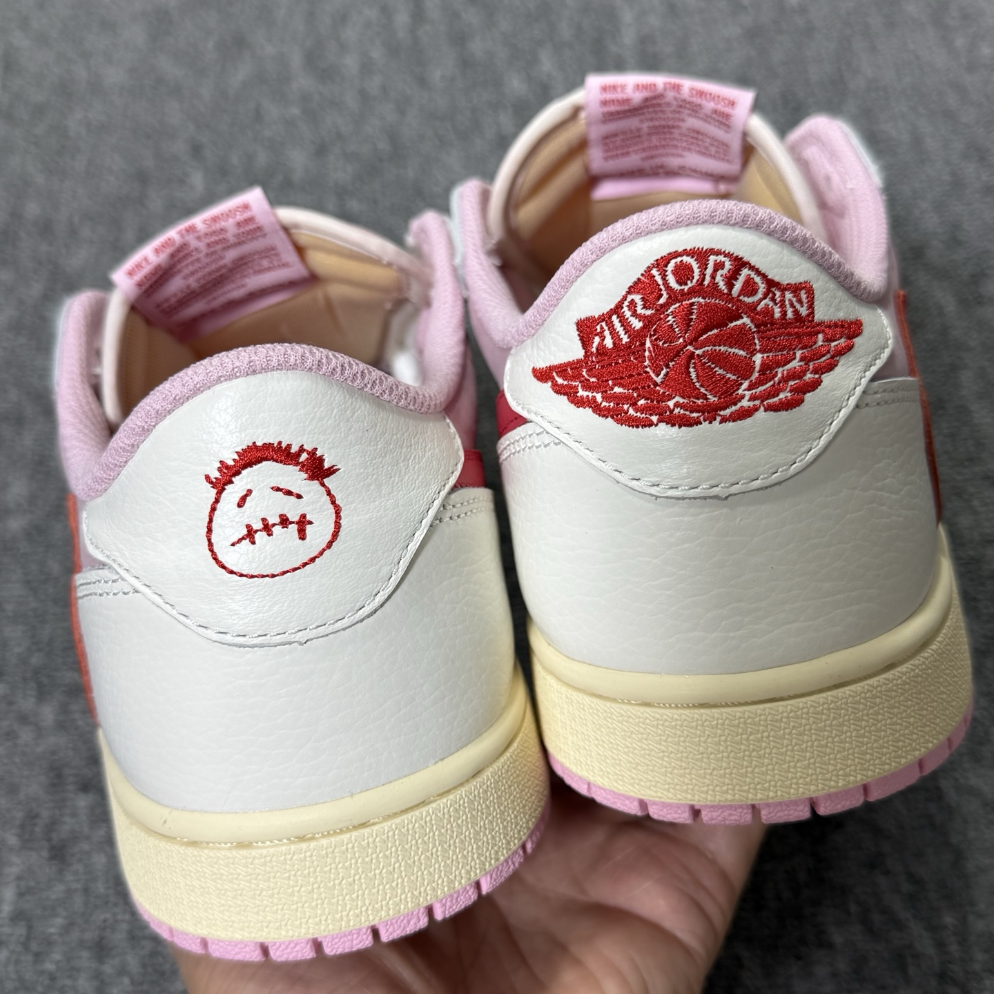aj1粉倒钩低帮！尺码35.5-47.5全码出货，同品质，同价位市场无对手的存在 ，欢迎所有合作商实物测