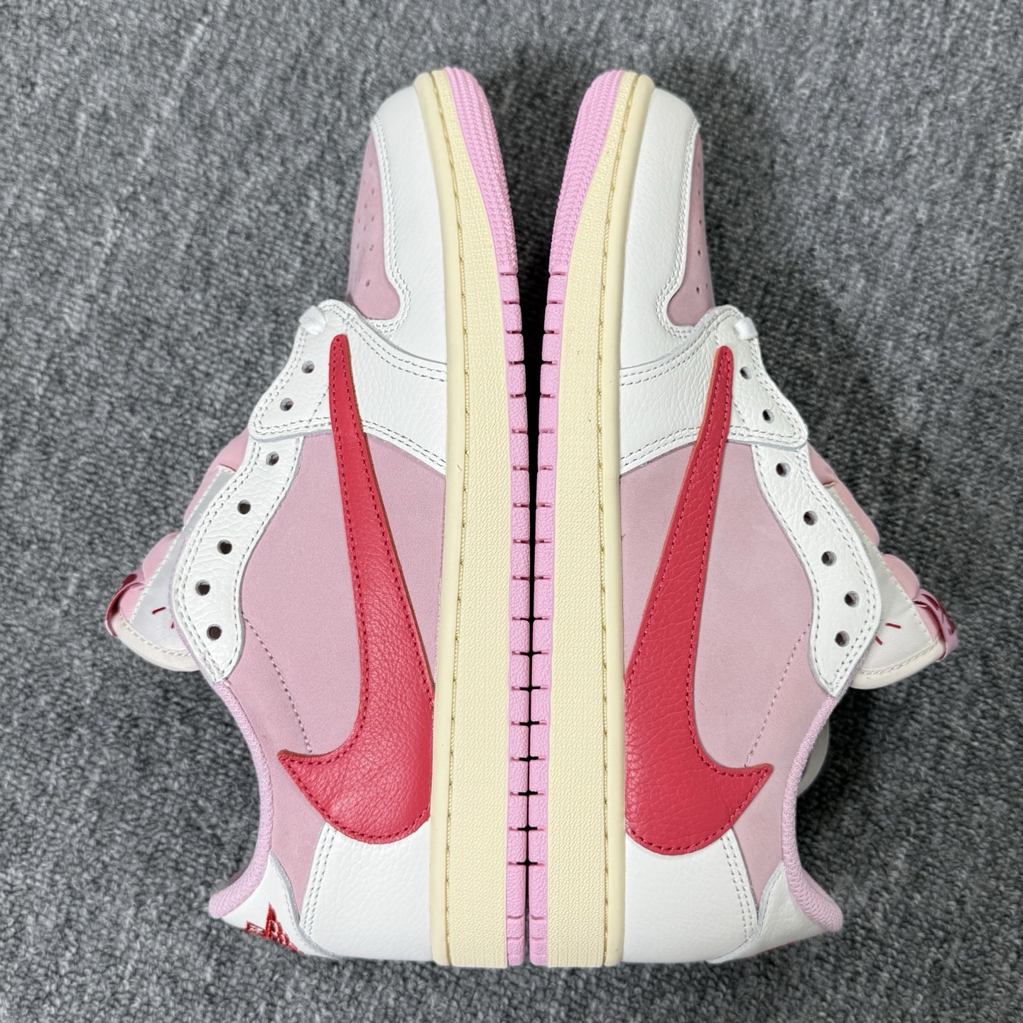 aj1粉倒钩低帮！尺码35.5-47.5全码出货，同品质，同价位市场无对手的存在 ，欢迎所有合作商实物测