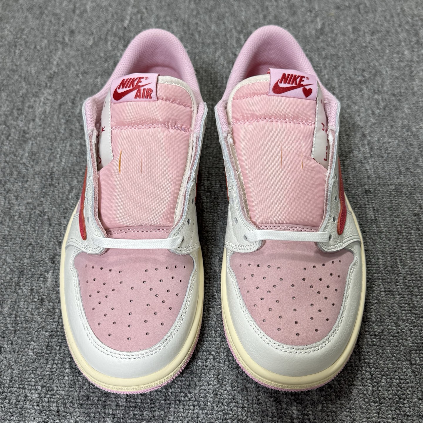aj1粉倒钩低帮！尺码35.5-47.5全码出货，同品质，同价位市场无对手的存在 ，欢迎所有合作商实物测