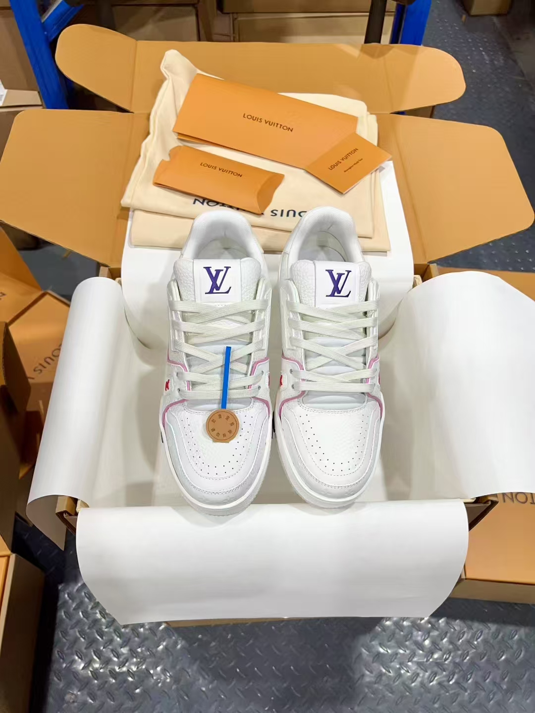 NO:475356,LV trainer Limited series of casual sports basketball shoes, skateboard shoes, women's size, top purchasing version —————————————————————————————————————————————————————————————————————————————————————————————————————  A must-have item for trendy people. Original custom-made embossed grained calfskin (non-market microfiber leather, everyone should distinguish it!) Symmetrical old-fashioned washing denim; all accessories and accessories are customized according to the original 1:1. Even the color matching of the shoelaces is customized 1:1. The original consistent private model TPU sole. Many scheming small designs must have original versions to be able to be done well. The finest lies in the details!  Original consistent chip tag, induction directly enter lv official website, purchasing ceiling level, full set of Jingmei aircraft box packaging, please identify the quality of my home, please pay attention to distinguish between the currency materials on the market!  Size 35-40 (for women 40 custom made without return), casual shoes/sports shoes, louis vuitton, sneakers, cowhide19860909LV trainer 限定系列休闲运动篮球鞋 滑板鞋 女码 顶级代购版本 ————————— 颜值担当 上脚帅炸,每个颜色都是巨巨巨好看！潮人必备单品 原版订制压纹粒面小牛皮（非市面超纤皮 大家要区分！）对称老花纹水洗牛仔布；所有配件辅料都是按照原版1:1定制的 就连鞋带的配色都是1:1订做.原版一致私模TPU大底.很多心机小设计必须有原版才看得的到做的好,精品就是在于细节！原版一致芯片吊牌 感应直接进入lv 官网 代购天花板级别 全套静美飞机盒包装 请认准我家品质 请注意区分市面通货材料！ 码数35-40（女40定做不退换）,休闲鞋/运动鞋,louis vuitton,sneakers,cowhide,Women's Shoes