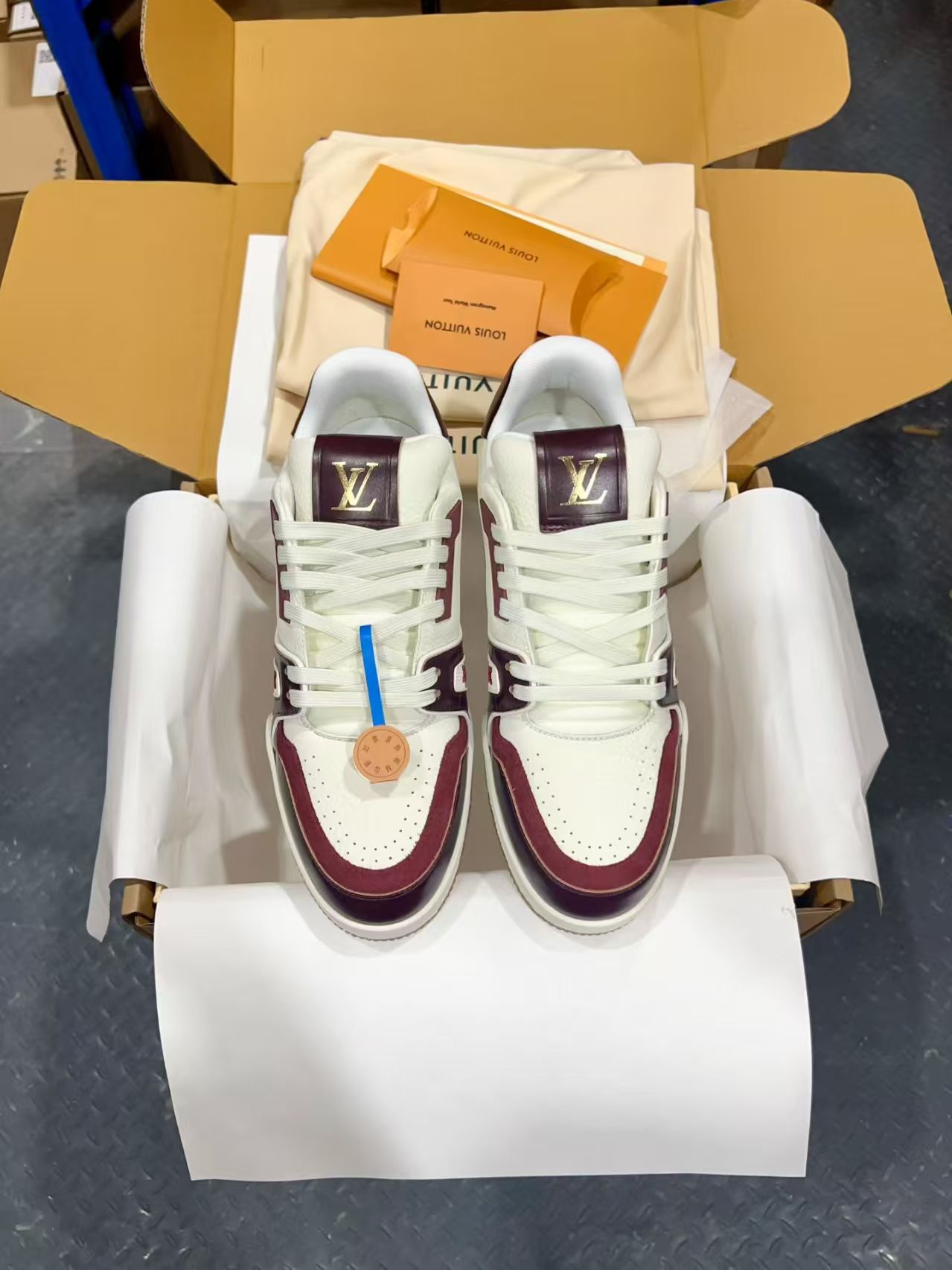 NO:781364,LV trainer 情侣限定系列26s最新休闲运动鞋 板鞋 男码 顶级代购版本 ————————— 颜值担当 上脚帅炸,每个颜色都是巨巨巨好看！  A must-have item for fashionistas: original custom-made embossed grained calfskin (not superfiber leather on the market, everyone needs to distinguish!) symmetrical old pattern washed denim; all accessories and accessories are customized according to the original 1:1. Even the color of the shoelaces are customized 1:1. The original version is the same as the private model TPU outsole. Many small and thoughtful designs must have the original version to see that they are well done. Quality lies in the details! 原版一致芯片吊牌 感应直接进入lv 官网 代购天花板级别 全套静美飞机盒包装 请认准我家品质 请注意区分市面通货材料！  Size 39-44 (men's 38/45 custom-made, non-refundable), casual shoes/sports shoes, louis vuitton, sneakers, cowhide19860909LV trainer 情侣限定系列26s最新休闲运动鞋 板鞋 男码 顶级代购版本 ————————— 颜值担当 上脚帅炸,每个颜色都是巨巨巨好看！潮人必备单品 原版订制压纹粒面小牛皮（非市面超纤皮 大家要区分！）对称老花纹水洗牛仔布；所有配件辅料都是按照原版1:1定制的 就连鞋带的配色都是1:1订做.原版一致私模TPU大底.很多心机小设计必须有原版才看得的到做的好,精品就是在于细节！原版一致芯片吊牌 感应直接进入lv 官网 代购天花板级别 全套静美飞机盒包装 请认准我家品质 请注意区分市面通货材料！ 码数39-44（男38/45定做不退换）,休闲鞋/运动鞋,louis vuitton,sneakers,cowhide,Women's Shoes