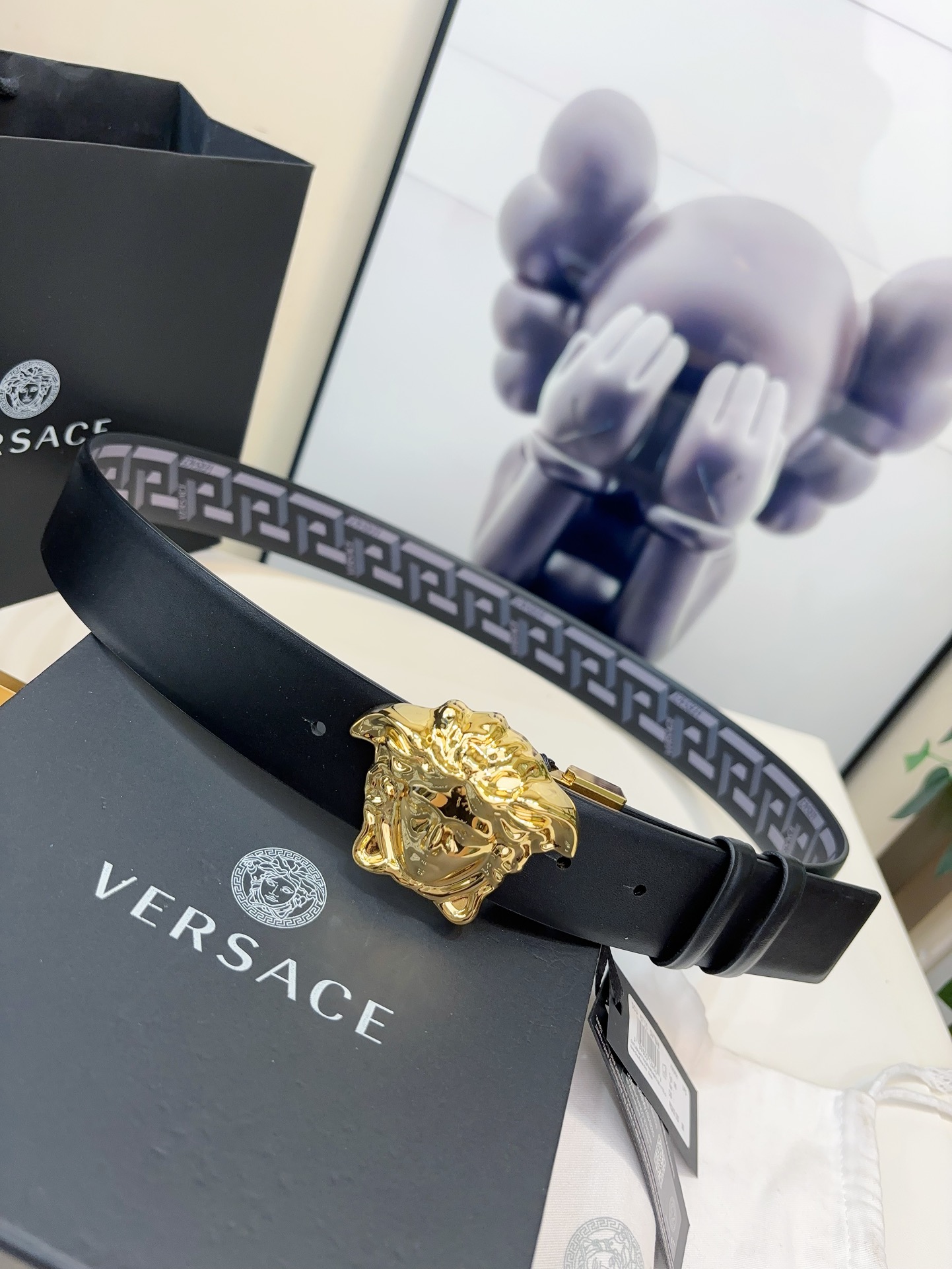 范思哲此款经典的Versace腰带由柔软的小牛皮制成饰有LaGreca印花并配有3D美杜莎腰带扣4.0c