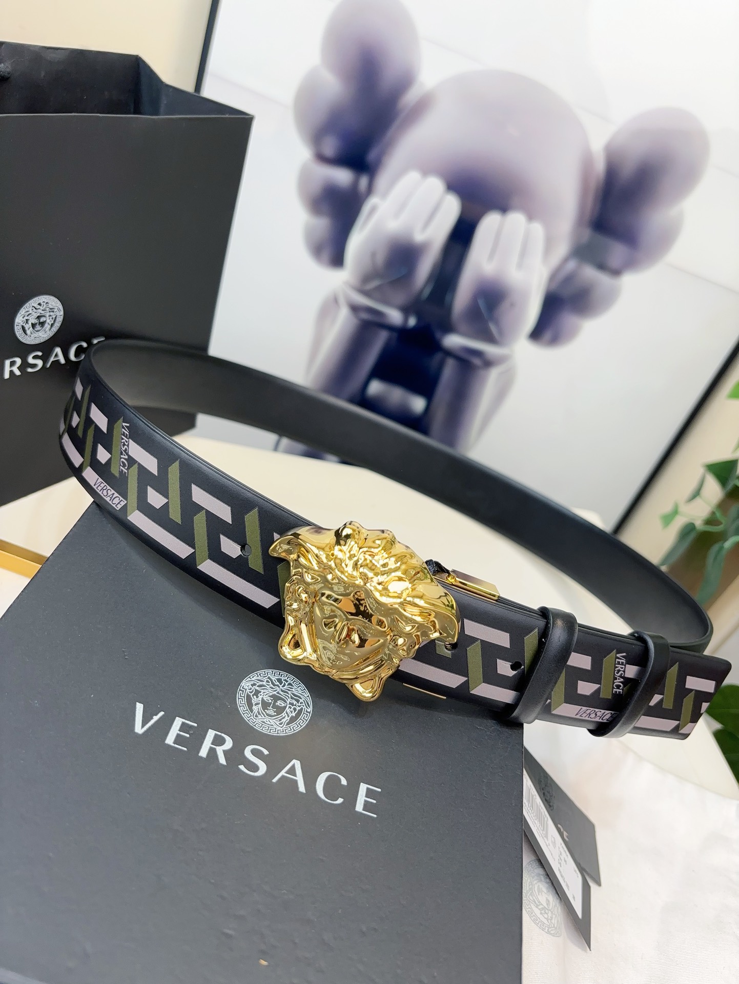 范思哲此款经典的Versace腰带由柔软的小牛皮制成饰有LaGreca印花并配有3D美杜莎腰带扣4.0c