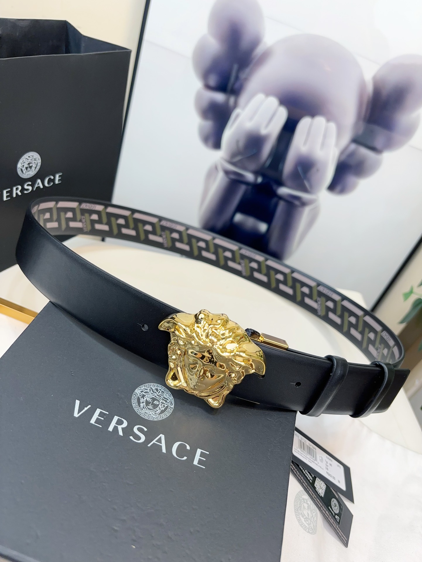 范思哲此款经典的Versace腰带由柔软的小牛皮制成饰有LaGreca印花并配有3D美杜莎腰带扣4.0c