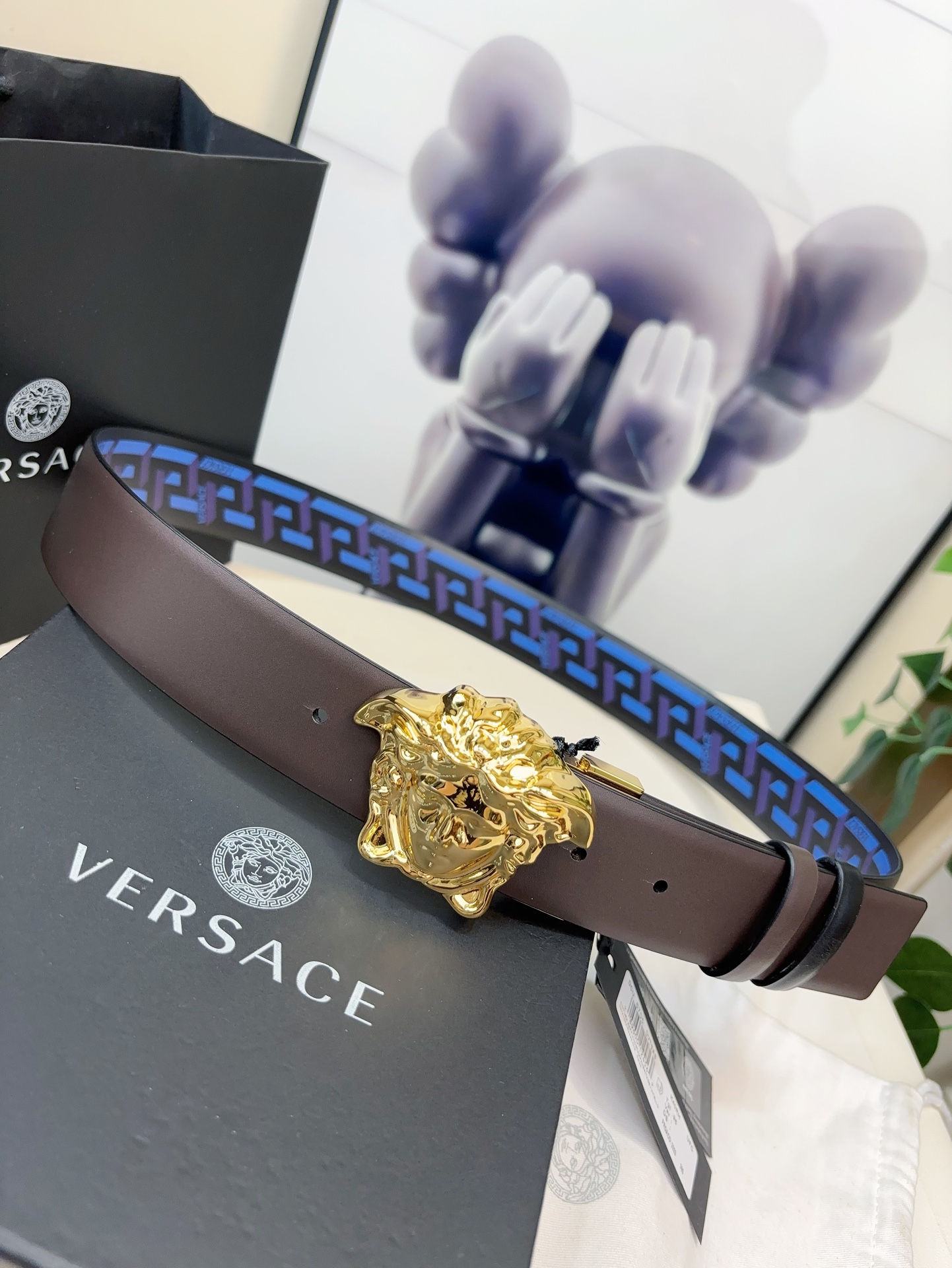 范思哲此款经典的Versace腰带由柔软的小牛皮制成饰有LaGreca印花并配有3D美杜莎腰带扣4.0c
