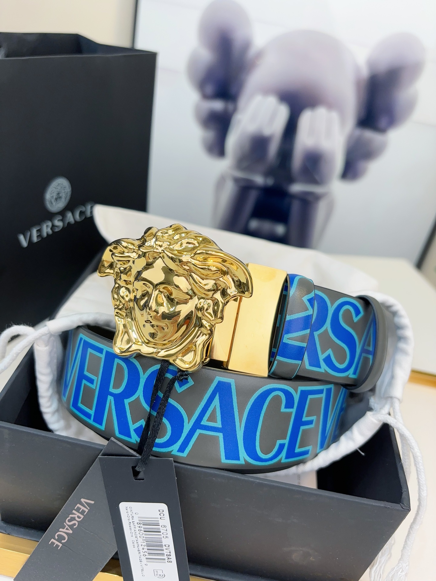 Versace范思哲的卡其色双面腰带采用小牛皮制成金色搭扣饰有品牌标志性的美杜莎头像一面饰有蓝色和绿色的