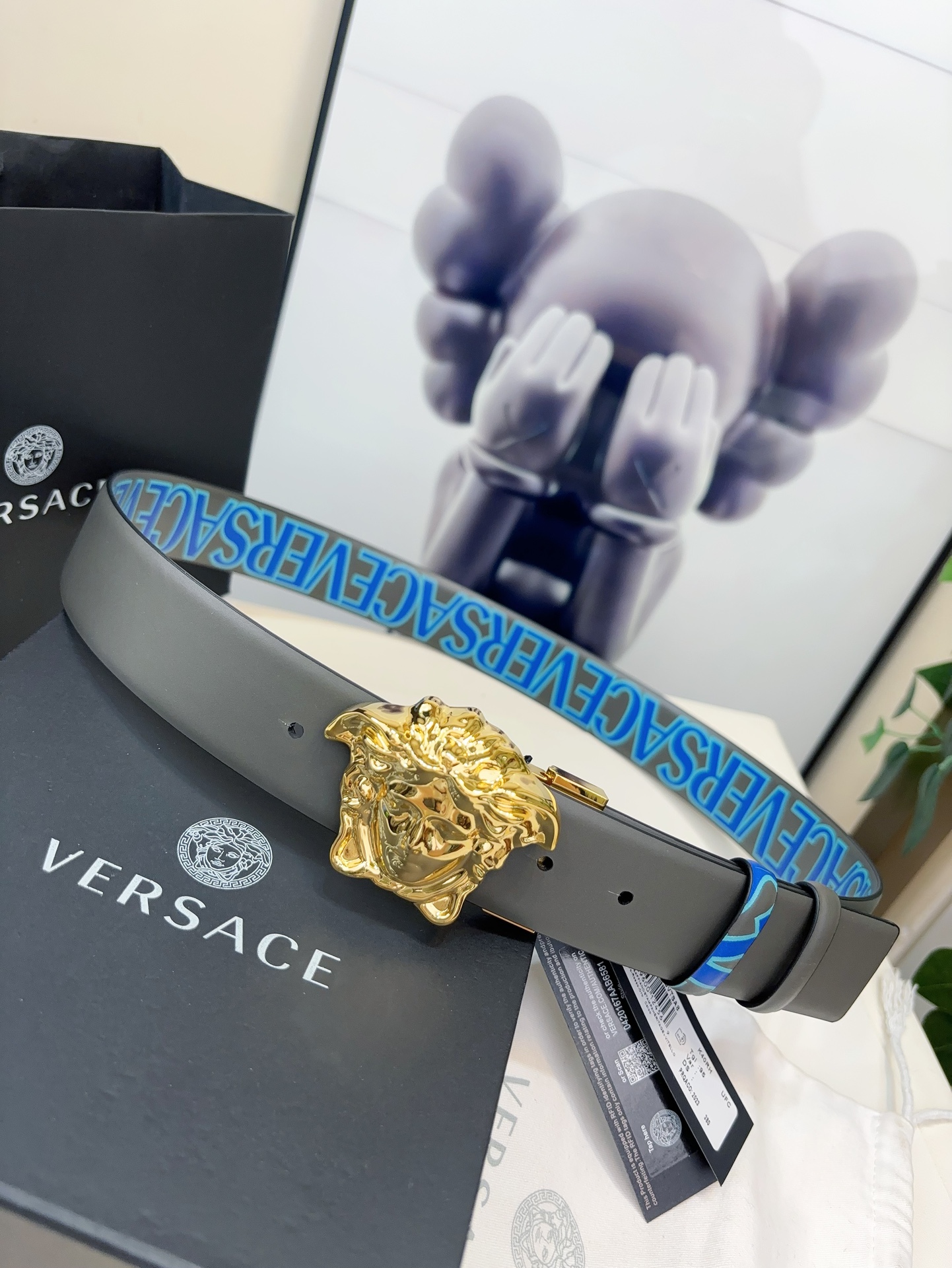 Versace范思哲的卡其色双面腰带采用小牛皮制成金色搭扣饰有品牌标志性的美杜莎头像一面饰有蓝色和绿色的