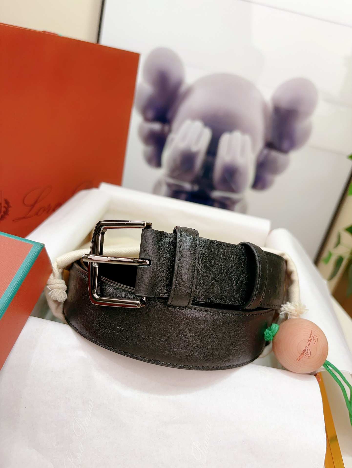 LoroPiana诺悠翩雅这款腰带采用小牛皮制成手工处理使其拥有十分柔软舒适的质地经典设计细节与略微做旧