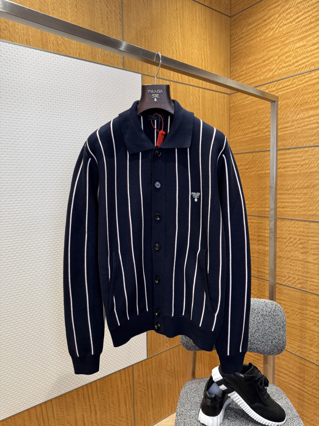 NO:638467,PRADA striped letter embroidered knitted cardigan  Process description: Made of custom-woven sheep-cotton composite material, it has both softness, comfort and crisp texture. Imported machine embroidery technology creates exquisite striped patterns, and three-dimensional stitching technology is used at the seams to ensure wearing comfort and durability. Ready-made garments are professionally washed, softened and deodorized, and are deeply cleaned with specific washing equipment and special detergents to effectively improve the quality of clothing.  It improves the feel of clothing and removes odors, presenting a natural drape effect. Customized accessories highlight the brand's pursuit of details, and the loose-fitting design brings a casual and elegant wearing experience. The overall process is strictly controlled, from material selection to production process, reflecting PRADA's consistent insistence on quality, creating classic knitted items that are both fashionable and practical.  Color blue Size 46/48/50/52,Prada-clothing,prada,prada,alexander wang19860909PRADA条纹字母刺绣针织开衫 工艺说明采用定织羊棉复合材质,兼具柔软舒适与挺括质感.进口机刺绣工艺打造精致条纹图案,接缝处采用立体缝线工艺,确保穿着舒适度与耐用性.成衣经过专业洗水加软去味处理,通过特定洗涤设备和专用洗涤剂进行深度清洁,有效改善衣物手感并去除异味,呈现自然垂坠效果.定制辅料彰显品牌细节追求,宽松版型设计带来随性优雅的穿着体验.整体工艺严格把控,从材质选择到制作工序都体现PRADA对品质的一贯坚持,打造出兼具时尚感与实用性的经典针织单品. 颜色蓝色 尺码46/48/50/52,普拉达-服装,prada,prada,alexander wang,Women's clothing