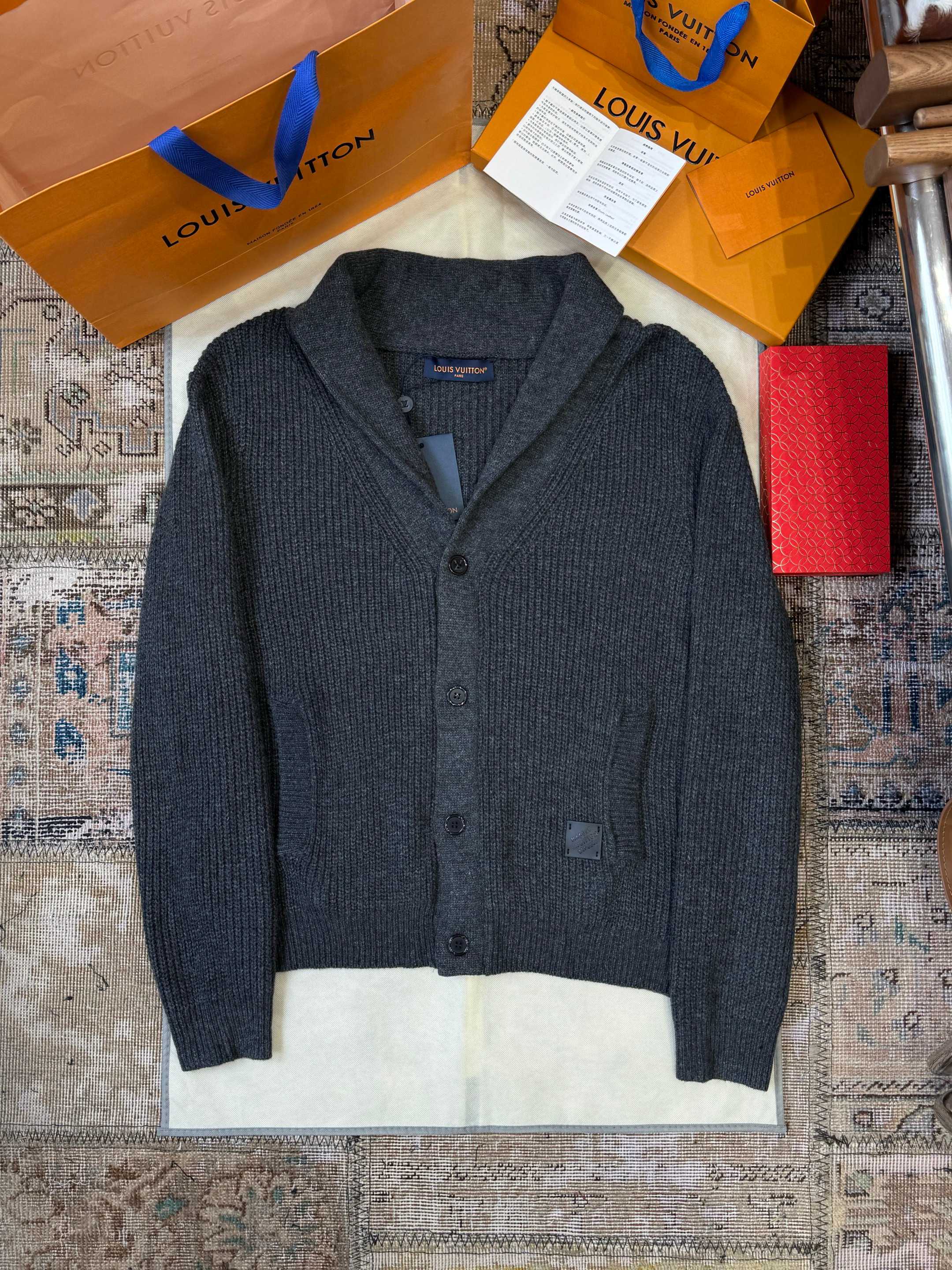 NO:637528,LOUIS VUITTON Louis Vuitton wool cardigan ———————  It is made of pure 90% cashmere and 10% fiber. The cost of this fabric is very high. The amount of one piece of clothing is about 1560 grams. It is very time-consuming and labor-intensive to remove impurities on the surface of the wool with washing water. The left hem is made of cowhide, and the leather is embellished with the left pocket. Post-processing oil edges and pressing  Flower craftsmanship, the leather label surface has the iconic logo; the buttons are made of natural resin buttons, and the first button has the brand's iconic logo; the shawl collar combined with the horn button front placket can replace the tailoring to balance the formal look, or can easily be upgraded to casual wear.  ————————Material: 90 cashmere 10 fiber loose version color gray size S/M/L/XL,Louis Vuitton-clothing,louis vuitton,louis vuitton,cowhide,shawls,alexander wang19860909LOUIS VUITTON路易威登提标羊毛开衫 ——————— 采用纯90羊绒,10纤维,该款面料成本非常之高一件衣服用量约1560克,成衣洗水去除羊毛表面杂质非常耗时耗力;左下摆皮标头层牛皮,皮革点缀左袋,后加工油边与压花工艺,皮标表面带有标志性logo;纽扣采用天然树脂纽扣,第一个纽扣带有品牌标志性logo;披肩领结合牛角扣前襟,可代替精裁平衡正装造型,亦可轻松升级休闲着装. ———————— 材质: 90羊绒 10纤维 版型宽松 颜色灰色 尺码S/M/L/XL,路易威登-服装,louis vuitton,louis vuitton,cowhide,shawls,alexander wang,Women's clothing