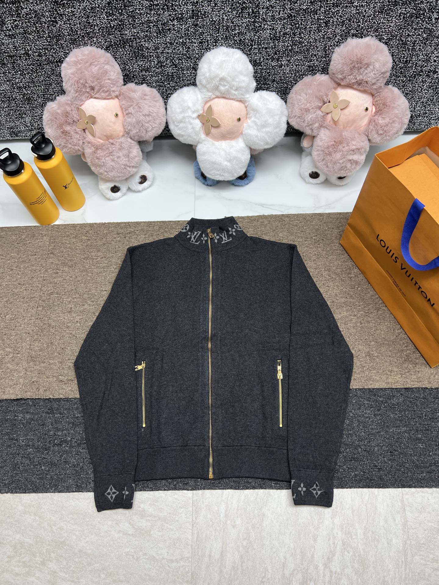 P210 LOUIS VUITTON 25SS 提花螺纹立领拉链毛织外套 原16,700购入，以针织塑造简约廓形，为衣领和袖口点缀 Monogram提花，成分为绵羊毛61% 棉29% 锦纶9% 氨纶1%，德国进口电脑横机提花，每条织带参数…