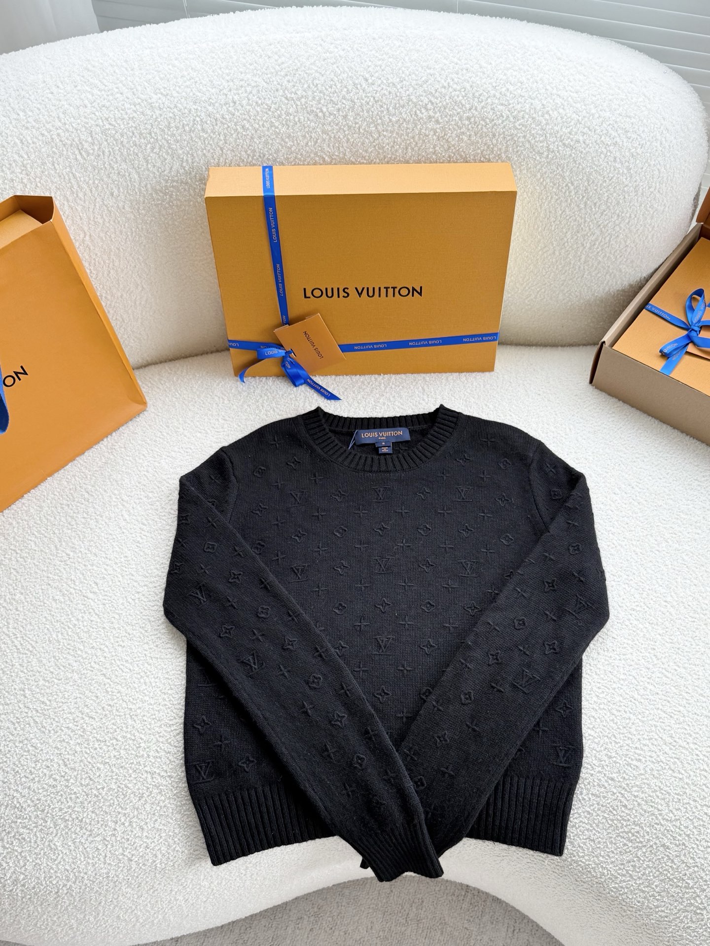 NO:638473,Louis Vuitton's new sweater cost 18,300 to purchase the original version for research and development. It is made of custom-woven and dyed black cashmere fabric. The entire garment is printed with a jacquard classic letter logo. The fabric is soft and comfortable. It is imported from Italy and has all the details of the workmanship!  Truly the ultimate luxury, 1:1 all fabrics, accessories, and hardware are exclusively custom-made from molds, top-notch products!  Close your eyes and enter. Three sizes are on sale, S/M/L/XL, Louis Vuitton-clothing, louis vuitton, louis vuitton, alexander wang19860909Louis Vuitton 新款针织衫 花费18300购入原版研发 采用定织定染黑色羊绒面料 整件衣服满印提花经典字母logo 面料柔软舒适 意大利进口制造而成 版型做工细节全面到位！真正做到顶奢 1:1 所有面料 辅料 五金 独家开模定制而成 顶级出品！闭眼入 三码发售S/M/L/XL,路易威登-服装,louis vuitton,louis vuitton,alexander wang,Women's clothing