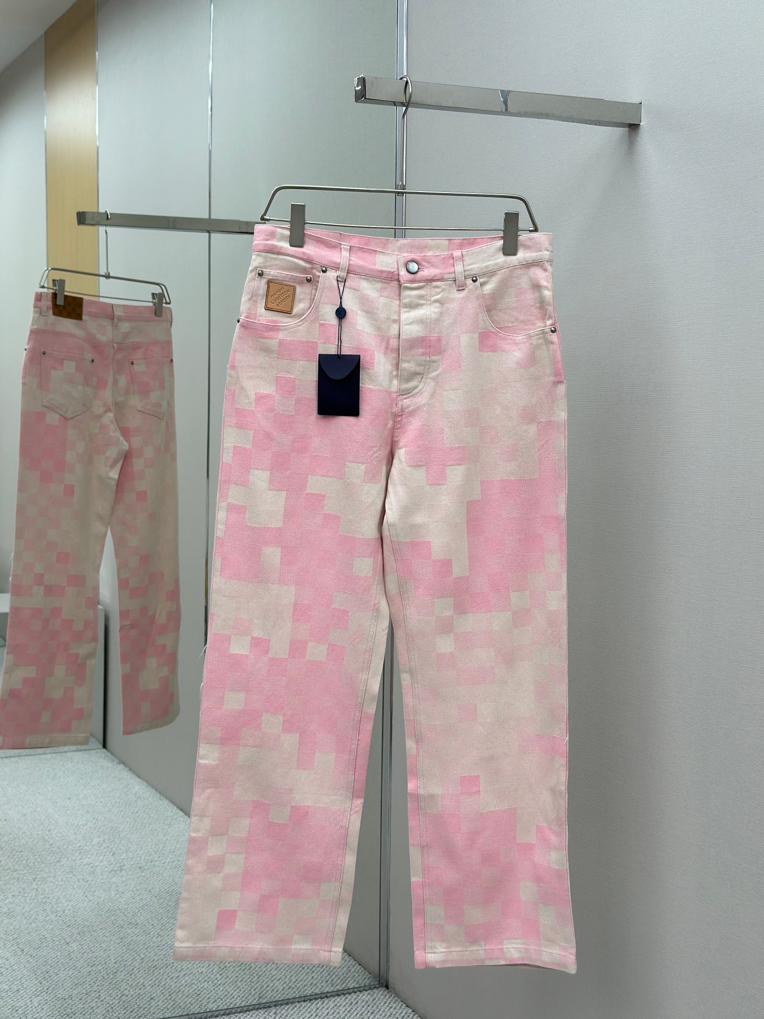 NO:638476,LOUIS VUITTON25ss pink mosaic jeans were purchased and patterned by YB. They are made of twill cotton denim fabric and treated with multiple enzyme washing processes to create a soft and natural effect. The brand logo pattern is sewn on the chest pocket, and the rear shows a nubuck leather label, logo-engraved pearlescent buttons, and the rear panel is printed with the slogan 'The world is yours' to express the trend theme of the 2025 spring and summer show. The right hem depicts the logo.  The label is located in the center of the back, injecting fresh vitality into the casual look. It can be matched with the same style to create a fashionable look. Customized accessories, complete with three labels, same style for men and women!  Size S M L XL,Louis Vuitton-clothing,louis vuitton,louis vuitton,jeans,alexander wang19860909LOUIS VUITTON25ss粉色马赛克牛仔裤 YB购入打版,采用斜纹棉丹宁牛仔面料,多重酵素水洗工艺处理,打造柔和自然效果,胸前口袋缝制品牌徽标图案点缀,后部呈现 正绒面革标签,标识铭纹珠光纽扣,后幅印花抒写（世界是你们的）标语,道出 2025 春夏秀场的潮流主题,右侧下摆描绘标识, 标签栖身后部中央,为休闲造型注入清新活力,能与同款搭配营造时尚造型,定制辅料,三标齐全,男女同款！ 尺码S M L XL,路易威登-服装,louis vuitton,louis vuitton,jeans,alexander wang,Women's clothing
