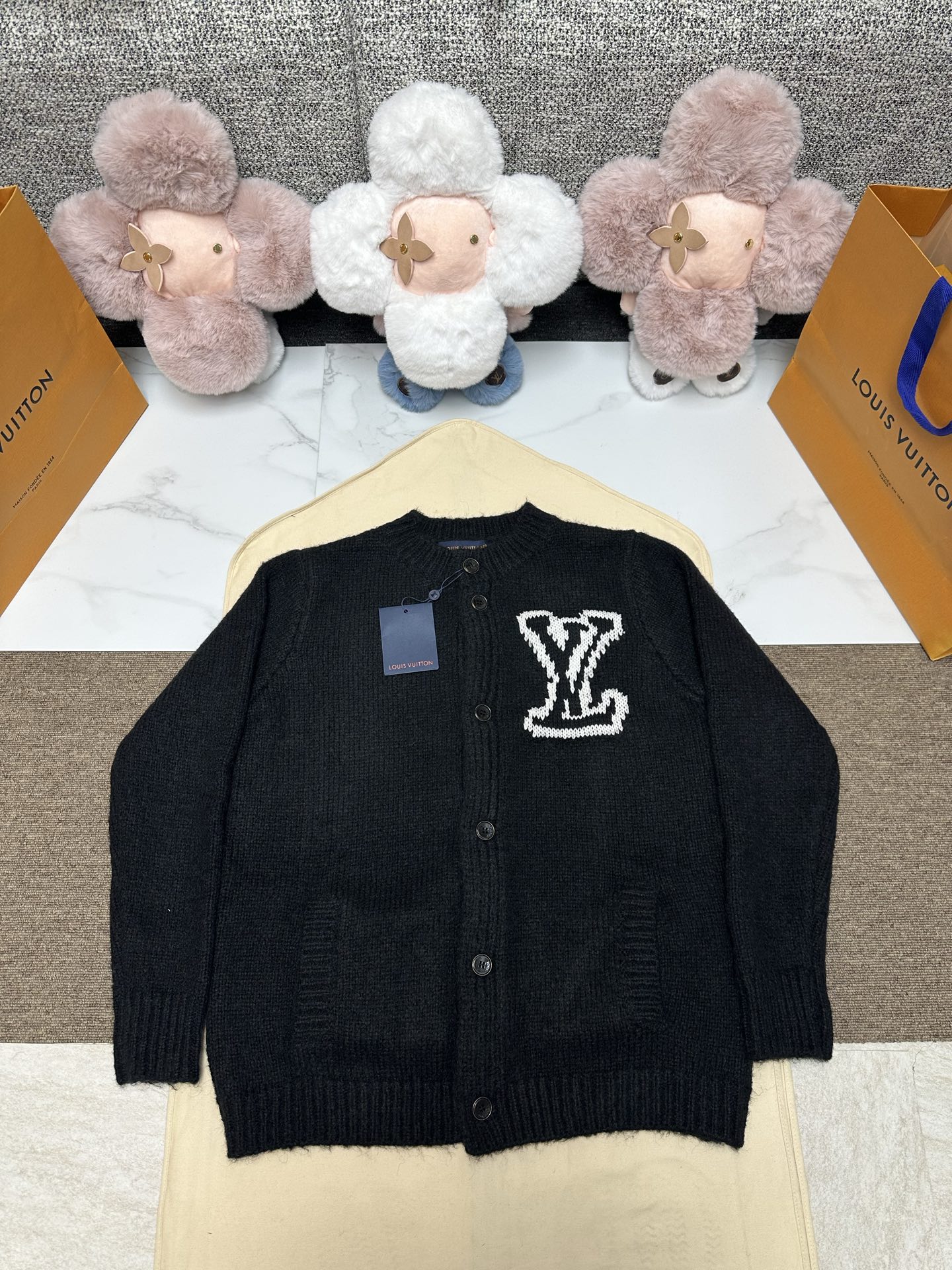 NO:637535,Louis 25 new thick intarsia logo cardigan sweater, same style for men and women, high version!  SizeS.M.L.XL.,Louis Vuitton-clothing,louis vuitton,sweaters,alexander wang19860909路易 25新款厚实嵌花标志开襟衫毛衣 男女同款 高版本！ SizeS.M.L.XL.,路易威登-服装,louis vuitton,sweaters,alexander wang,Women's clothing