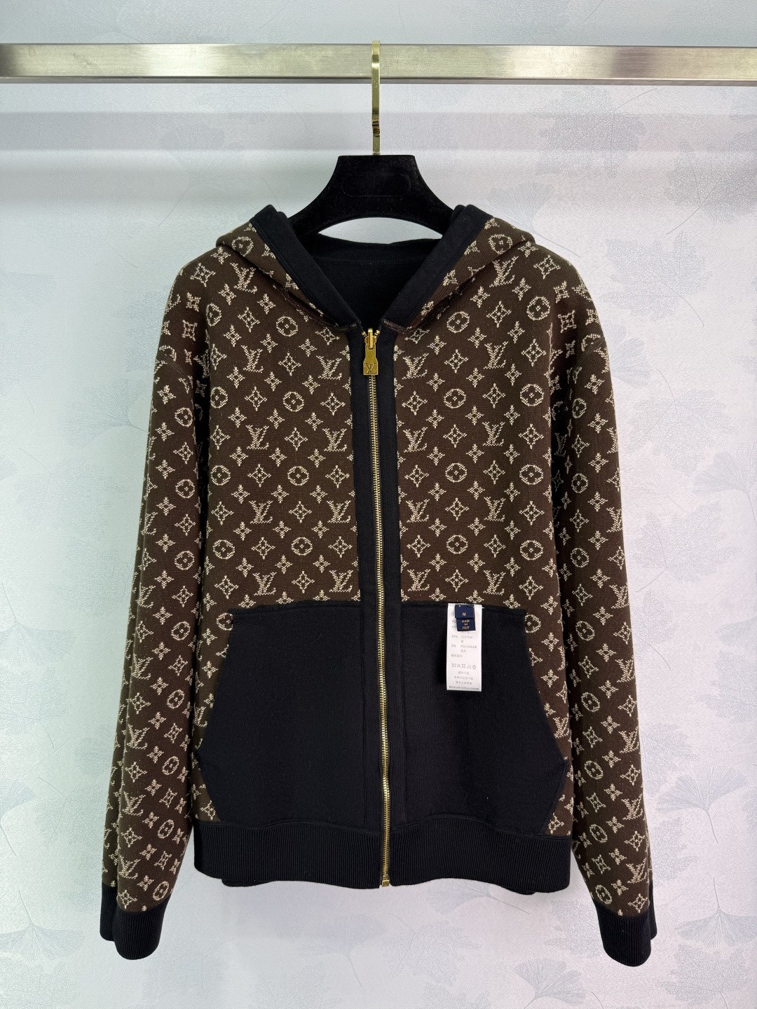 NO:660883,Lou* 2025 early autumn new hooded double-sided jacquard knitted jacket!  Customized YB wool knitted material, thick texture, full of quality, hooded long-sleeved woolen jacket, cardigan zipper, easy to wear, reversible design, classic logo jacquard printed all over the front, highlighting the brand's luxurious style, cuffs and hem threaded edges, details, loose fit, tailoring, fashionable upper body!  1 color 4 codes smlxl,Louis Vuitton-clothing,louis vuitton,jackets & coats,hats, 19860909Lou* 2025早秋新款连帽双面提花针织外套！定制YB羊毛针织材质 质感厚实 品相十足 连帽长袖毛羊毛外套 开衫拉链 穿着方便 双面穿设计 正面经典logo提花满印 彰显品牌奢华格调 袖口与衣摆螺纹收边 细节 宽松版型 剪裁 上身洋气时髦！1色4码smlxl,路易威登-服装,louis vuitton,jackets & coats,hats, ,Women's clothing