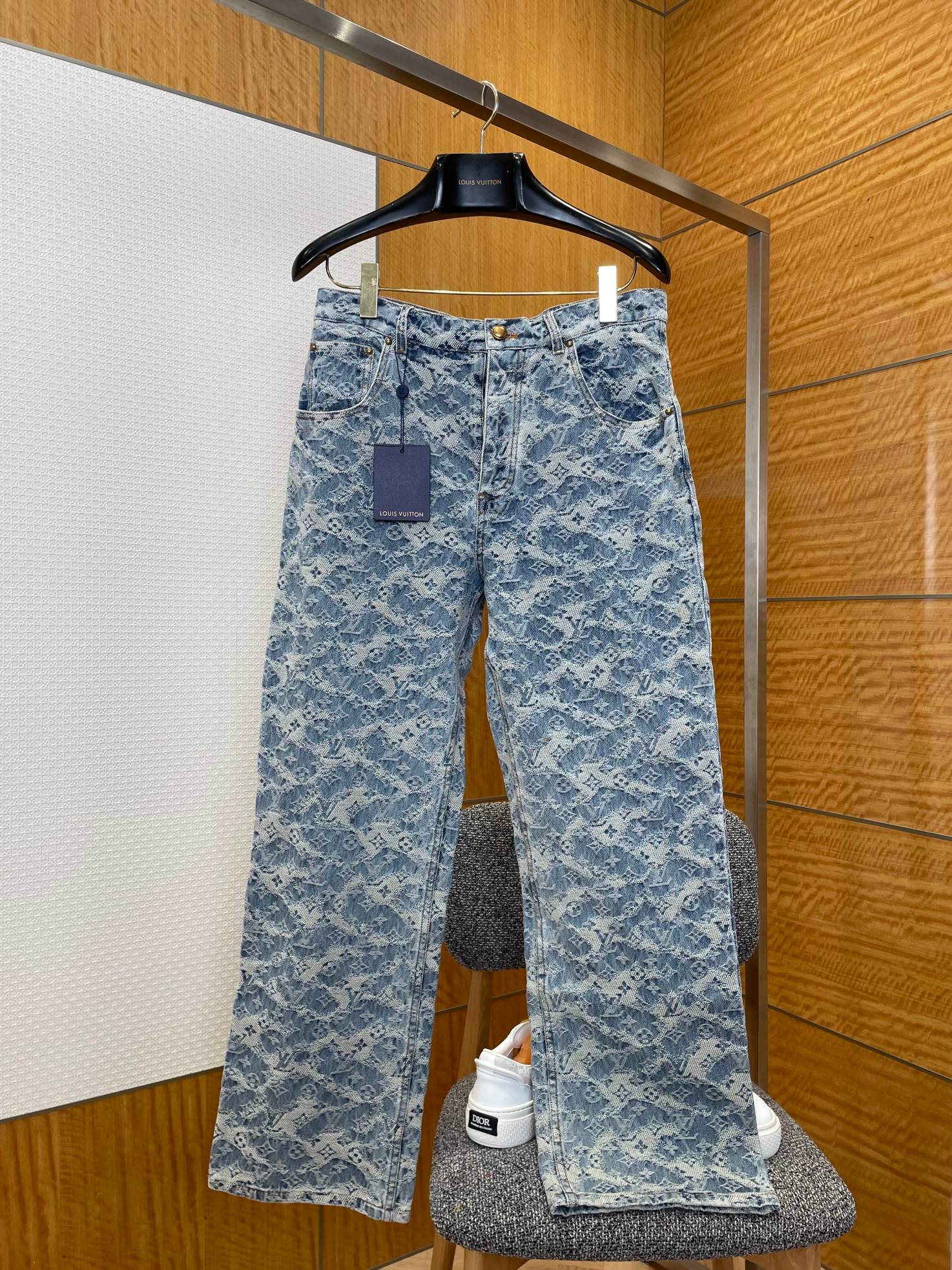 P235 LOUIS VUITTON Pantalones vaqueros con jacquard de logotipo completo —————— Utiliza tejido vaquero pesado exclusivo…
