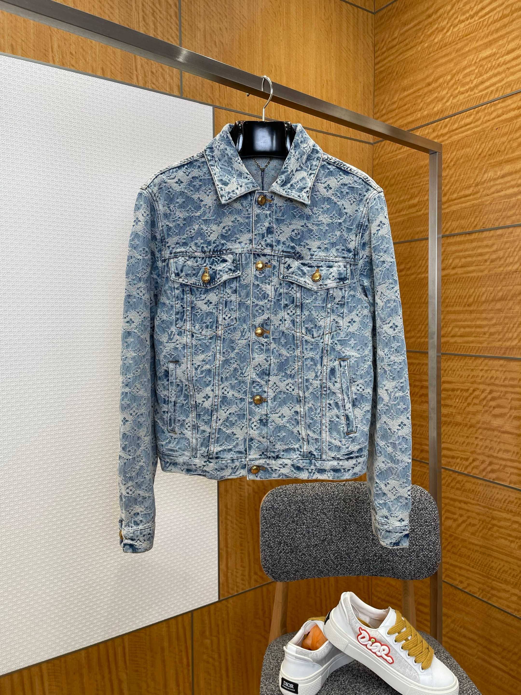 P245 LOUIS VUITTON Chaqueta vaquera con jacquard de logotipo completo —————— Utiliza tejido vaquero pesado exclusivo de…