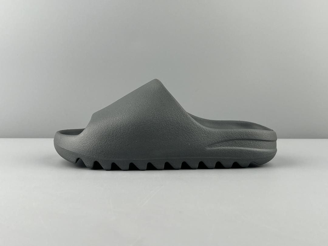 Kanye x Adidas 椰子拖鞋。采用EVA一体成形。鞋底凹埳设计提供缓震及抓地力。码数：36.5-sbed.5（偏小1.5-2码）