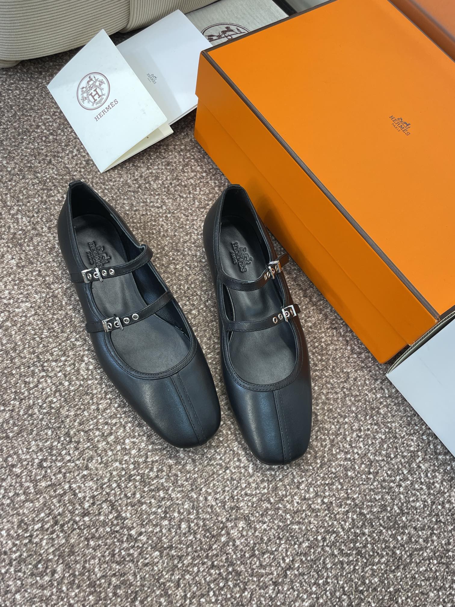 NO:461429,Dongguan goods Purchase grade Hermes Hermes 2025 spring and summer new Lilia color-blocking ballet doll women's shoes H letter logo hardware belt buckle flat-soled round-toe Mary Zhen Loafer single shoes Material imported calfskin/imported velvet + water dyed sheepskin water lining + Italian leather outsole Size: Women's size 35-41 (40.41 custom-made without return or exchange), single shoes, hermes, hermes, loafers, mary jane, cowhide, sheepskin, real silk, Leather soles19860909莞货 代购级 爱马仕 Hermes 2025春夏新款Lilia拼色芭蕾舞娃娃女鞋 H家字母logo五金皮带扣平底圆头玛丽珍乐福单鞋 材质进口小牛皮/进口真丝绒+水染羊皮水里+ 意大利真皮大底 Size: 女码35-41（40.41定制不退换）,单鞋,hermes,hermes,loafers,mary jane,cowhide,sheepskin,real silk,Leather soles,Women's Shoes