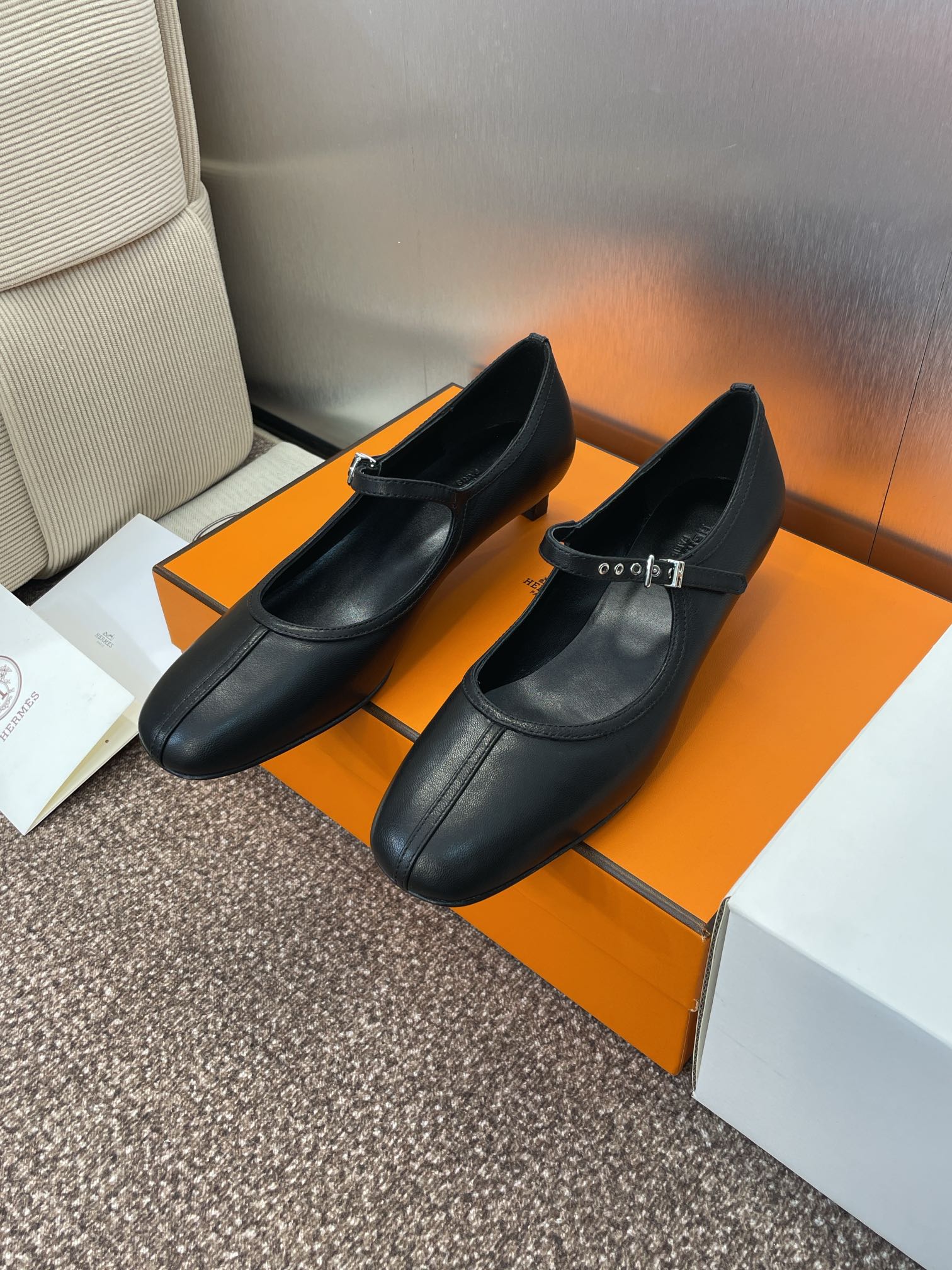 NO:461438,Dongguan goods Purchase grade Hermes Hermes 2025 spring and summer new Lilia color-blocking ballet doll women's shoes H letter logo hardware belt buckle low heel round toe Mary Zhen Loafer single shoes Material imported calfskin/imported velvet + water dyed sheepskin water + Italian leather outsole Heel height: 4CM Size: Women's size 35-41 (40.41 custom-made without return), single shoes, hermes, hermes, loafers, mary jane, cowhide, sheepskin, real silk, Leather soles19860909莞货 代购级 爱马仕 Hermes 2025春夏新款Lilia拼色芭蕾舞娃娃女鞋 H家字母logo五金皮带扣低跟圆头玛丽珍乐福单鞋 材质进口小牛皮/进口真丝绒+水染羊皮水里+ 意大利真皮大底 跟高:4CM Size: 女码35-41（40.41定制不退换）,单鞋,hermes,hermes,loafers,mary jane,cowhide,sheepskin,real silk,Leather soles,Women's Shoes