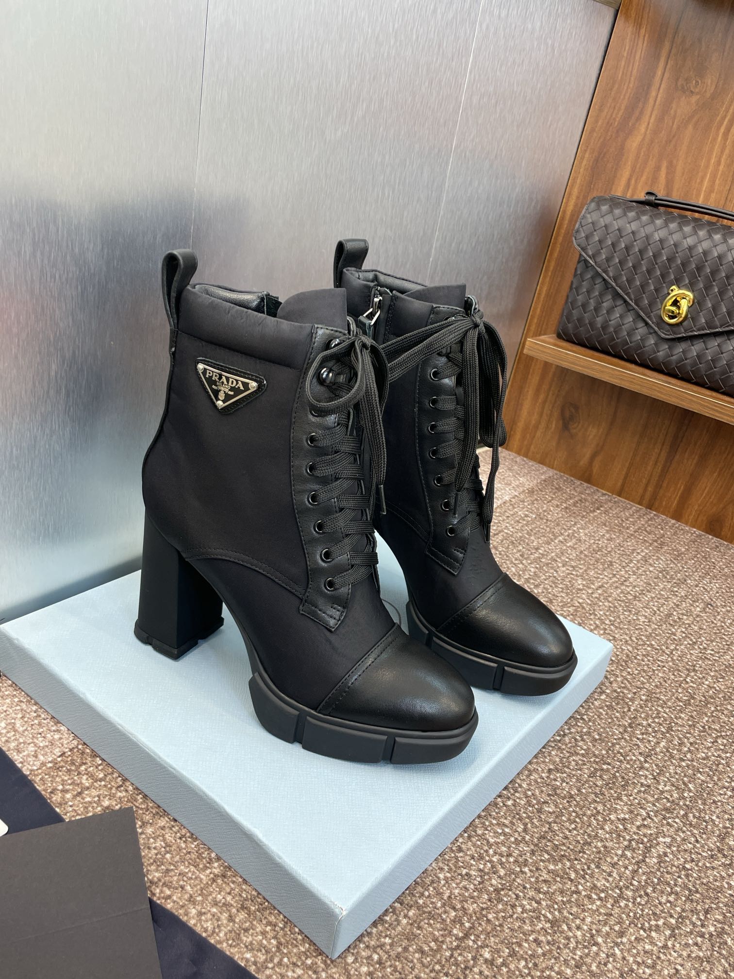 NO:464038,Prada autumn and winter classic series color-blocking side zipper motorcycle rider women's short boots Celebrity same letter logo hardware buckle thick sole round toe high heel lace-up Martin boots Top high-end version on the market Material: imported upper edge bead cowhide / environmentally friendly and breathable brand nylon cloth + water dyed sheepskin inner lining + original molded sole Heel height: 7.5CM/9.5CM Size: 35-41 (40.41 custom made without return or replacement), boots, prada, prada, boots, cowhide, sheepskin19860909Prada 普拉达秋冬经典系列拼色侧拉链机车骑士女短靴 明星同款字母logo五金扣厚底圆头高跟系带马丁靴 市面顶级高端版本 材质:鞋面进口开边珠牛皮/环保透气品牌尼龙布+水染羊皮内里+原版开模大底 跟高:7.5CM/9.5CM Size: 35-41(40.41定做不退不换）,靴子,prada,prada,boots,cowhide,sheepskin,Women's Shoes