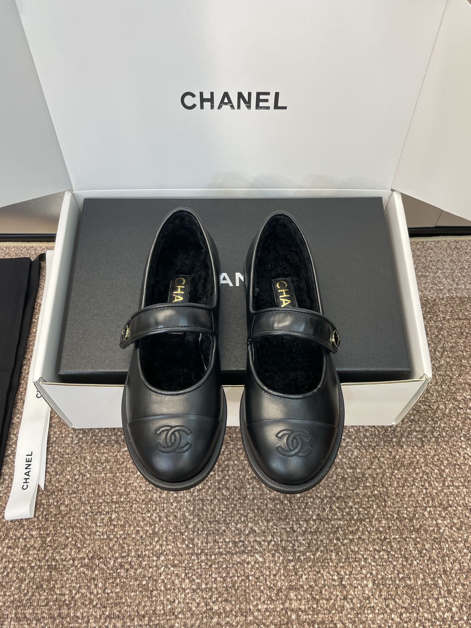 NO:464032,Guan goods Purchase grade CHANEL Chanel 2025 autumn and winter catwalk series new lamb wool Mary Jane ballet doll women's shoes Xiaoxiang electric embroidered letter logo hardware belt buckle low heel round head women's single shoes Material upper imported calf leather/sheep leather + lamb wool inner lining + original mold opening hardware buckle + Italian genuine leather sole Size35～39 (40 and 41 customization without return or exchange), ballet shoes Mary Jane, chanel, chanel, mary jane, cowhide, sheep, Leather soles19860909莞货 代购级 CHANEL 香奈儿2025秋冬走秀系列新款羊羔毛玛丽珍芭蕾娃娃女鞋 小香电绣字母logo五金皮带扣低跟圆头女单鞋 材质鞋面进口小牛皮/羊猄皮+羊羔毛内里内里+原版开模五金扣+意大利真皮大底 Size35～39（40、41定制不退换）,芭蕾舞鞋玛丽珍,chanel,chanel,mary jane,cowhide,sheep,Leather soles,Women's Shoes