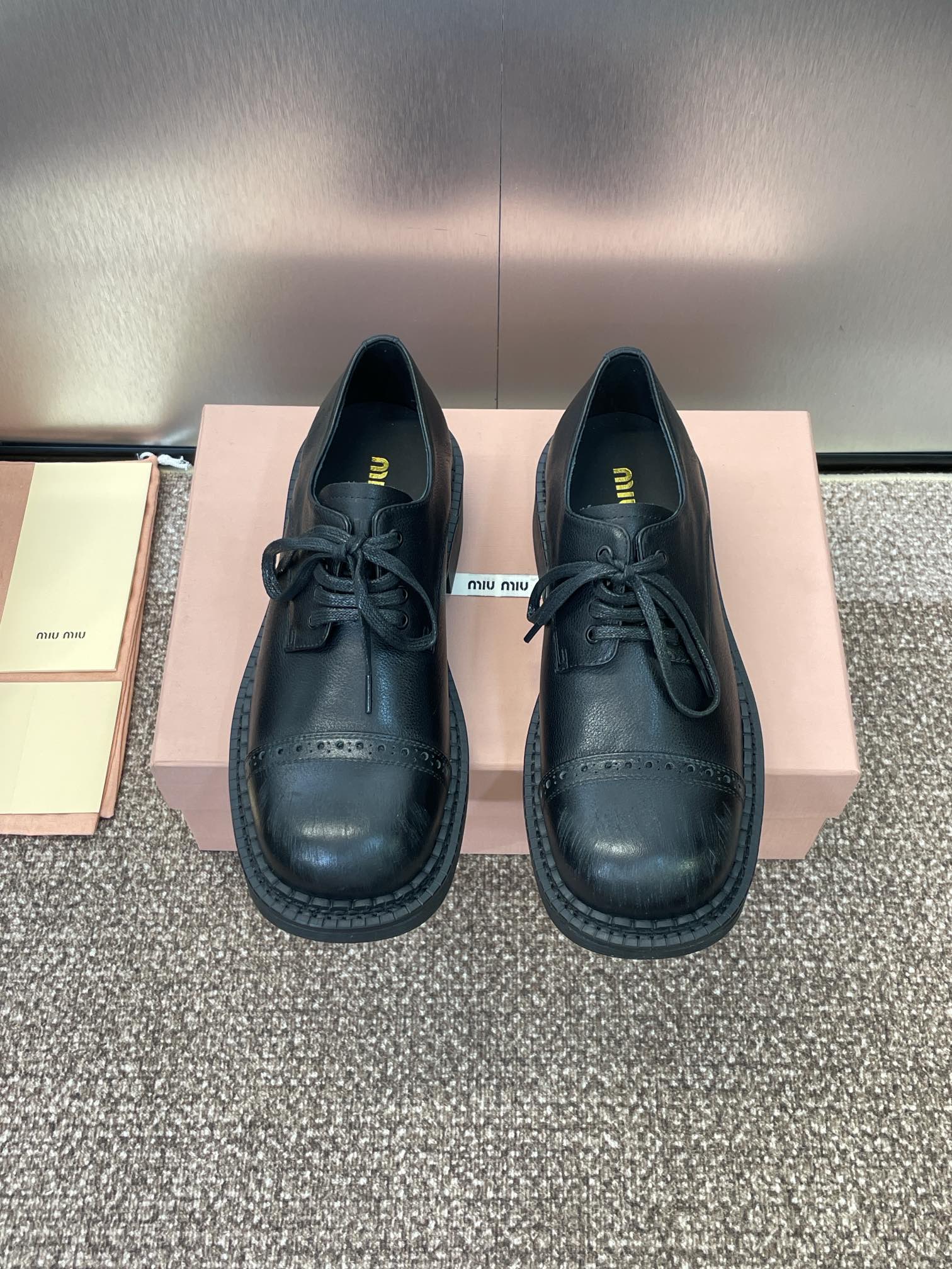 NO:488635,Dongguan goods Purchase grade Miumiu autumn and winter haute couture series new lace-up Derby women's shoes Miao Miao star's same thick heel round toe retro loafer shoes top-level version on the market Material: imported upper with calfskin + water dyed cowhide inner lining + original open film leather edge rubber outsole Heel height: 3.5 CM Size: 35-40 (40 custom made without return or exchange), loafers, miumiu, loafers, cowhide19860909莞货 代购级 Miumiu 秋冬高定系列走秀新款系带徳比女鞋 缪缪明星同款粗跟圆头复古乐福单鞋 市面顶级版本 材质:鞋面进口植糅小牛皮+水染牛皮内里+原版开膜真皮沿条橡胶大底 跟高:3.5 CM Size:35-40(40定制不退换）,乐福鞋,miumiu,loafers,cowhide,Women's Shoes