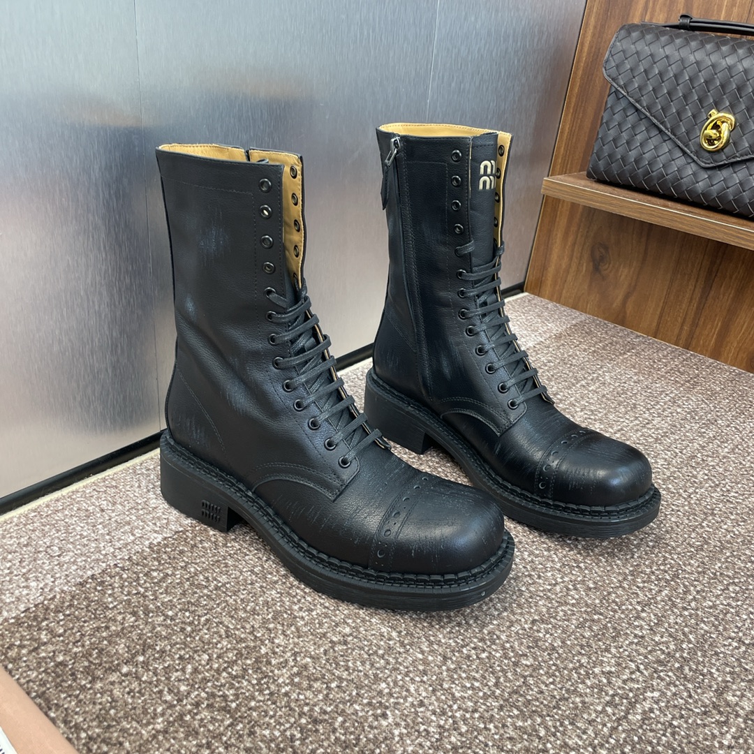 NO:488623,Dongguan goods Purchase grade Miumiu autumn and winter haute couture series new lace-up women's boots Celebrity same style punk motorcycle boots Miao Miao thick heel round toe retro handmade old colored knight boots Material: imported upper with mixed colored crafts calfskin + water dyed cowhide inner lining + original film leather edge rubber sole Heel height: 3.5 CM Size: 35-41 (40.41 custom-made non-return and exchange), boots, miumiu, boots, cowhide19860909莞货 代购级 Miumiu 秋冬高定系列走秀新款系带女靴 明星同款朋克风机车靴 缪缪粗跟圆头复古手工做旧擦色骑士短靴 材质:鞋面进口植糅擦色工艺小牛皮+水染牛皮内里+原版开膜真皮沿条橡胶大底 跟高:3.5 CM Size:35-41（40.41定制不退换）,靴子,miumiu,boots,cowhide,Women's Shoes