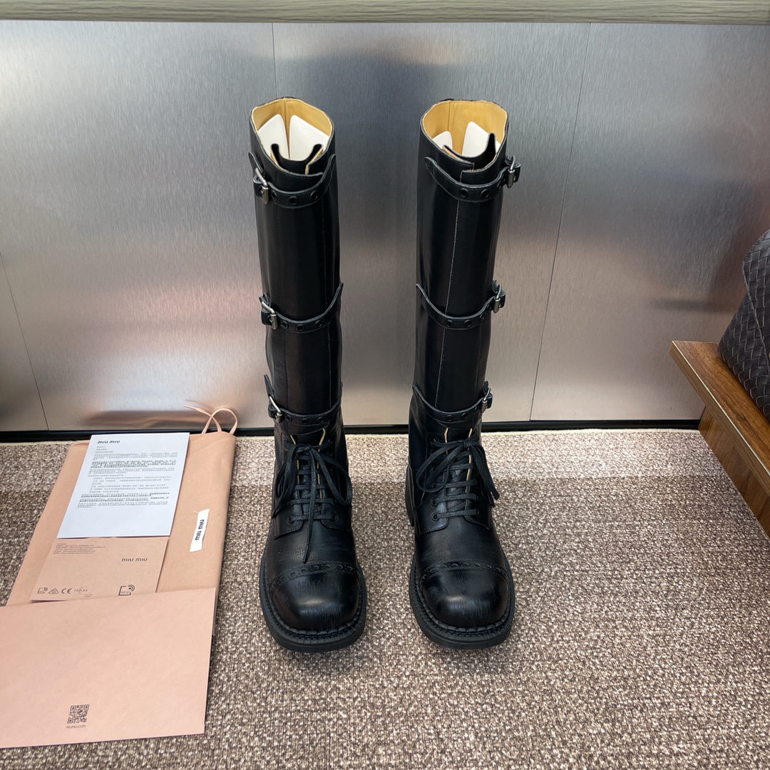 NO:488630,Dongguan goods Purchase grade Miumiu autumn and winter haute couture series new lace-up women's boots Celebrity same style punk belt buckle motorcycle boots Miao Miao thick heel round toe retro high-tube knight boots Top version on the market Material: imported upper with mixed color crafts calfskin + water dyed cowhide inner lining + original open film leather edge rubber sole Heel height: 3.5 CM Size: 35-41 (40.41 custom-made non-return and exchange), boots, miumiu, boots, cowhide19860909莞货 代购级 Miumiu 秋冬高定系列走秀新款系带女靴 明星同款朋克皮带扣机车靴 缪缪粗跟圆头复古高筒骑士长靴 市面顶级版本 材质:鞋面进口植糅擦色工艺小牛皮+水染牛皮内里+原版开膜真皮沿条橡胶大底 跟高:3.5 CM Size:35-41（40.41定制不退换）,靴子,miumiu,boots,cowhide,Women's Shoes