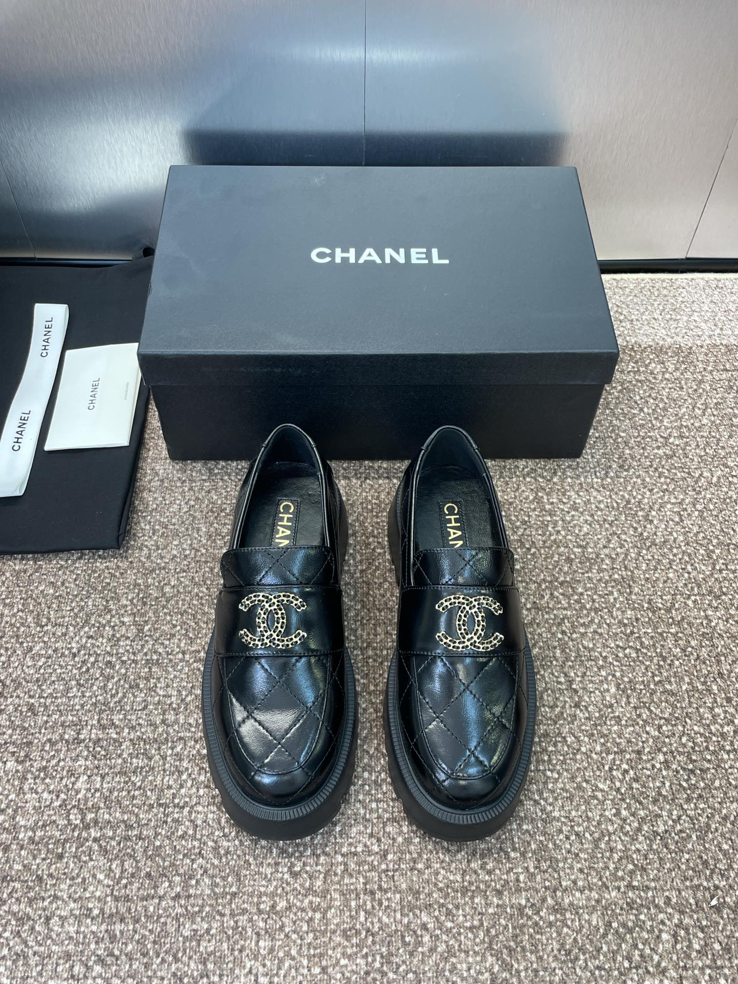 NO:488616,Dongguan goods Purchase grade CHANEL Chanel autumn and winter show new thick-soled electric embroidered rhombus lovable women's shoes Xiaoxiang letter logo hardware buckle round toe low heel women's single shoes Material upper imported waxed calfskin + mixed-bred sheepskin inner lining + original mold opening hardware buckle + original mold opening sole Size35~40 (40 custom made without return or exchange), loafers, chanel, chanel, loafers, cowhide, sheepskin19860909莞货 代购级 CHANEL 香奈儿 秋冬走秀新款厚底电绣菱格乐福女鞋 小香字母logo五金扣圆头低跟女单鞋 材质鞋面进口打蜡小牛皮+混种羊皮内里+原版开模五金扣+原版开模大底 Size35～40(40定制不退换）,乐福鞋,chanel,chanel,loafers,cowhide,sheepskin,Women's Shoes