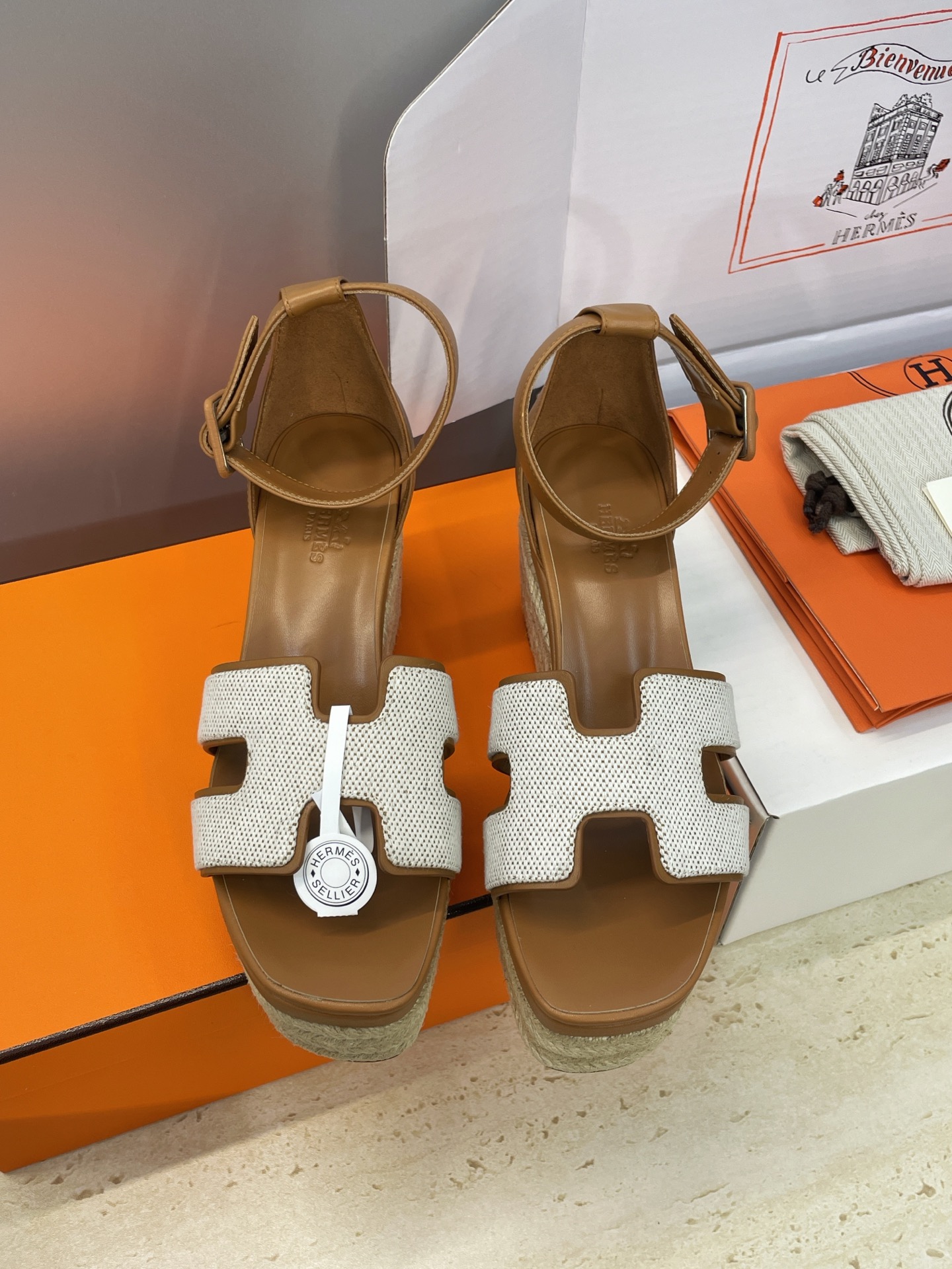 NO:707701,(With a complete set of airplane cases) Guanhuo purchasing agent Hermes 2026 spring and summer new color classic Luce thick-soled color-blocked wedge women's shoes H classic 'H'-shaped upper waterproof platform high-heeled sandals Material upper imported calfskin / environmentally friendly breathable denim + water-dyed cowhide lining + original custom hemp rope combination Italian genuine leather outsole Heel height: 7CM / waterproof platform height 4CM  Size35-42 (40.41.42 customization is not returnable), high heels and sandals, hermes, hermes, sandals, high heels, cowhide, Leather soles19860909(配全套飞机盒) 莞货 代购级Hermes 爱马仕 2026春夏新色经典款 Luce 厚底拼色坡跟女鞋 H家经典“H”型鞋面防水台高跟凉鞋 材质鞋面进口小牛皮/环保透气牛仔布+水染牛皮内里+原版定制麻绳组合意大利真皮大底 跟高:7CM /防水台高4CM Size35-42(40.41.42定制不退换）,高跟鞋凉鞋,hermes,hermes,sandals,high heels,cowhide,Leather soles,Women's Shoes