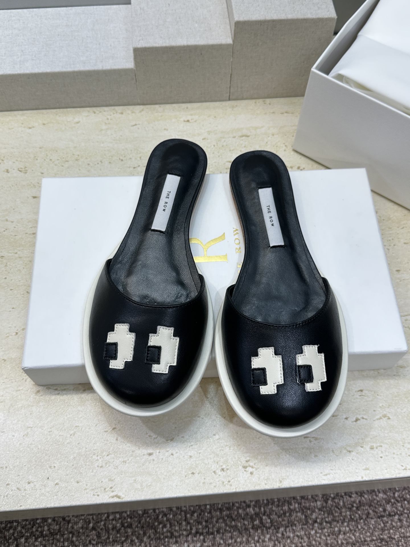 NO:816483,The Row 2026 spring and summer new jelly color women's shoes. Stars' same style letter logo eye pattern flat bottom round toe color block Mule sandals. Material upper imported sheepskin + water-dyed sheepskin lining + Italian genuine leather outsole Size35-41 (40.41 customization is non-returnable), half drag, slippers, sheepskin, sheep, Leather soles19860909The Row 2026春夏新款果冻色女鞋 明星同款字母logo眼睛图案平底圆头拼色穆勒凉拖鞋 材质鞋面进口羊猄皮+水染羊皮内里+意大利真皮大底 Size35-41（40.41定制不退换）,半拖,slippers,sheepskin,sheep,Leather soles,Women's Shoes