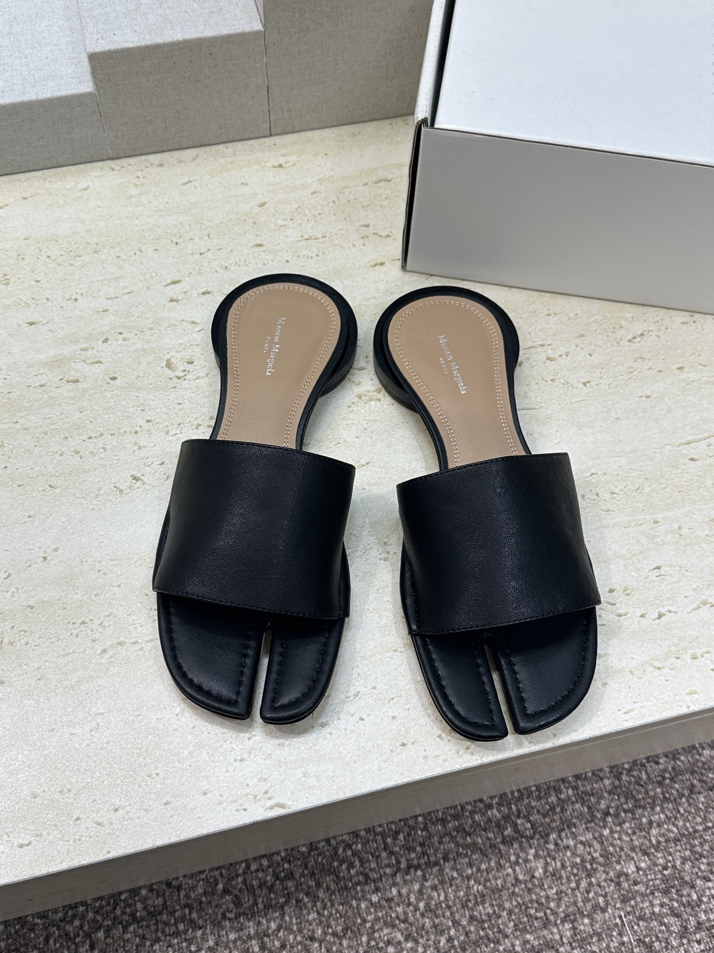 NO:816477,Maison Margiela 2026 spring and summer new square-toe split-toe women's shoes MM6 letter logo low-heeled color-blocked open-toe sandals Material upper imported calfskin/imported open-edge beaded cowhide + water-dyed cowhide lining + Italian genuine leather outsole Heel height: 1.5CM Size: 35-42 (40.41.42 customization is not returnable), split-toe shoes and slippers, masion margiela, masion  margiela,slippers,cowhide,leather soles19860909Maison Margiela 马吉拉 2026春夏新款方头分趾女鞋 MM6字母logo低跟拼色露趾凉拖鞋 材质鞋面进口小牛皮/进口开边珠牛皮+水染牛皮内里+意大利真皮大底 跟高:1.5CM Size: 35-42(40.41.42定制不退换）,分趾鞋拖鞋,masion margiela,masion margiela,slippers,cowhide,Leather soles,Women's Shoes