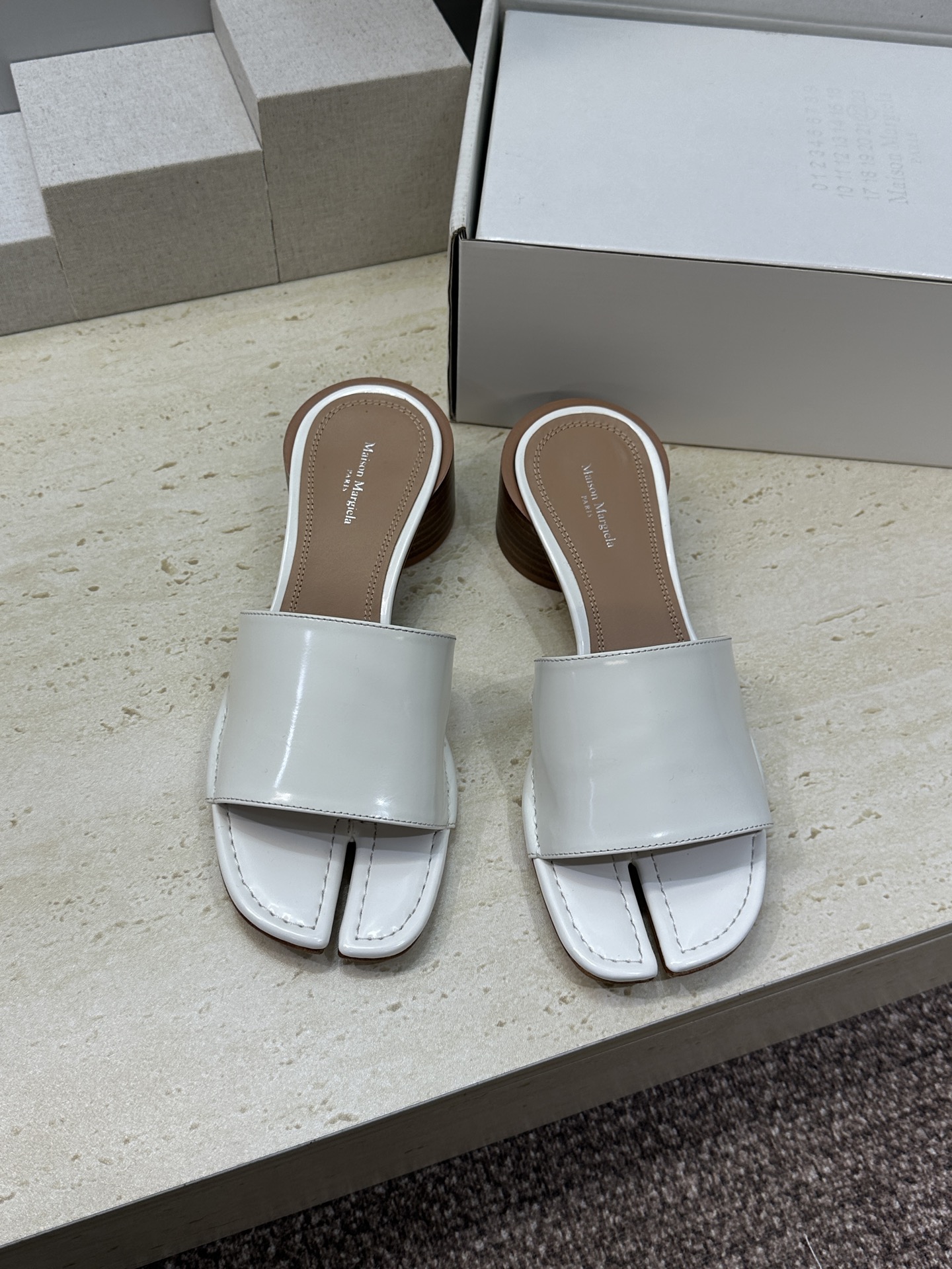NO:816480,Maison Margiela 2026 spring and summer new thick heel square toe split-toe women's shoes MM6 letter logo mid-heel color-blocked open-toe sandals and slippers Material upper imported calfskin/imported open edge beaded cowhide + water-dyed cowhide lining + Italian genuine leather outsole Heel height: 4.5CM Size: 35-42 (40.41.42 customization is not returnable), split-toe shoes and slippers, masion margiela, masion  margiela,slippers,cowhide,leather soles19860909Maison Margiela 马吉拉 2026春夏新款粗跟方头分趾女鞋 MM6字母logo中跟拼色露趾凉拖鞋 材质鞋面进口小牛皮/进口开边珠牛皮+水染牛皮内里+意大利真皮大底 跟高:4.5CM Size: 35-42(40.41.42定制不退换）,分趾鞋拖鞋,masion margiela,masion margiela,slippers,cowhide,Leather soles,Women's Shoes