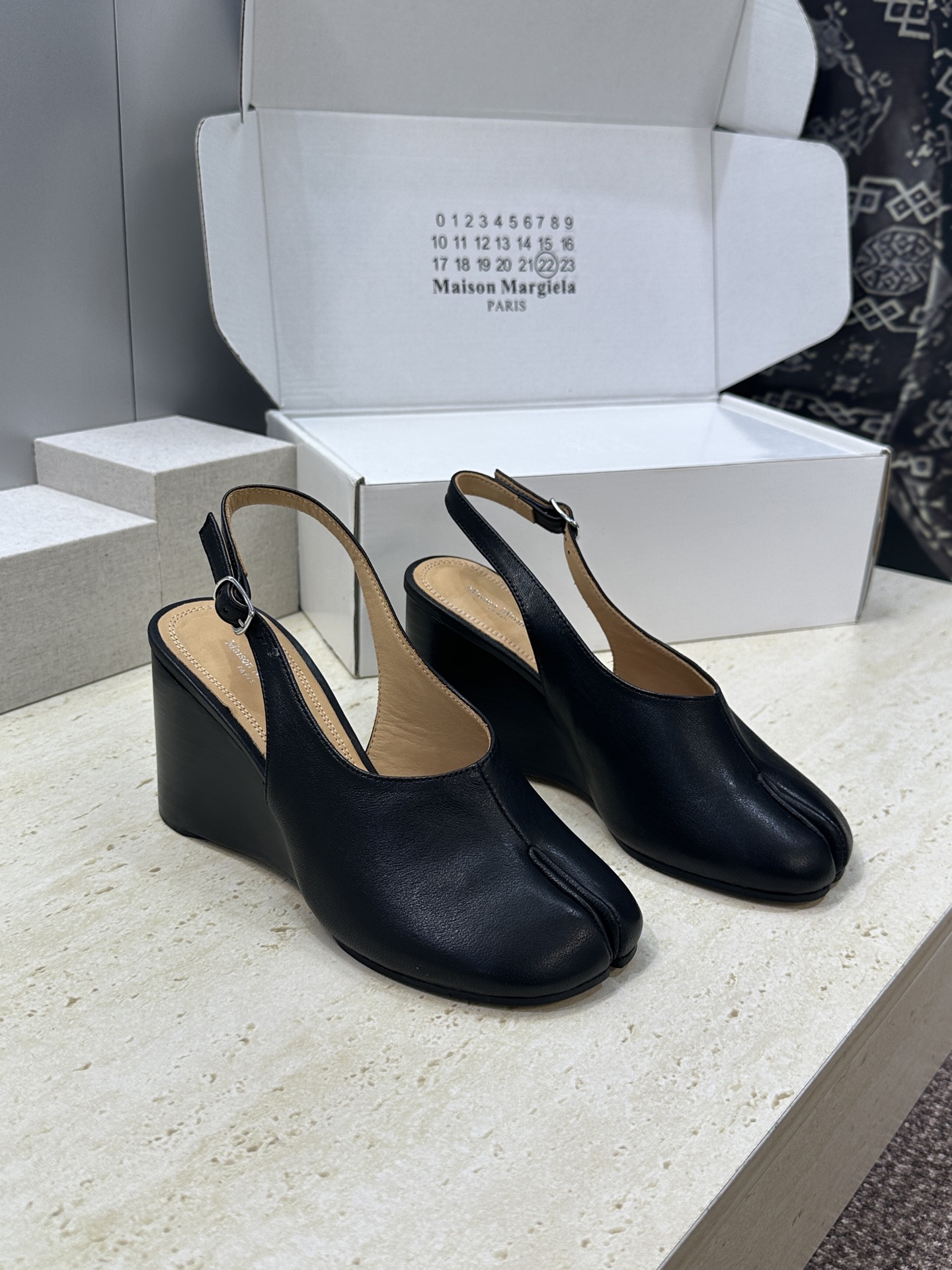 NO:816474,Maison Margiela 2026 spring and summer new wedge heel women's shoes MM6 letter logo high heel split toe sandals Material upper imported calfskin + water-dyed cowhide lining + Italian genuine leather outsole Heel height: 8CM Size: 35-40 (40 customized non-returnable), split toe sandals, masion margiela, masion margiela, sandals, cowhide, Leather soles19860909Maison Margiela 马吉拉 2026春夏新款坡跟女鞋 MM6字母logo高跟拼色分趾后空凉鞋 材质鞋面进口小牛皮+水染牛皮内里+意大利真皮大底 跟高:8CM Size: 35-40(40定制不退换）,分趾鞋凉鞋,masion margiela,masion margiela,sandals,cowhide,Leather soles,Women's Shoes
