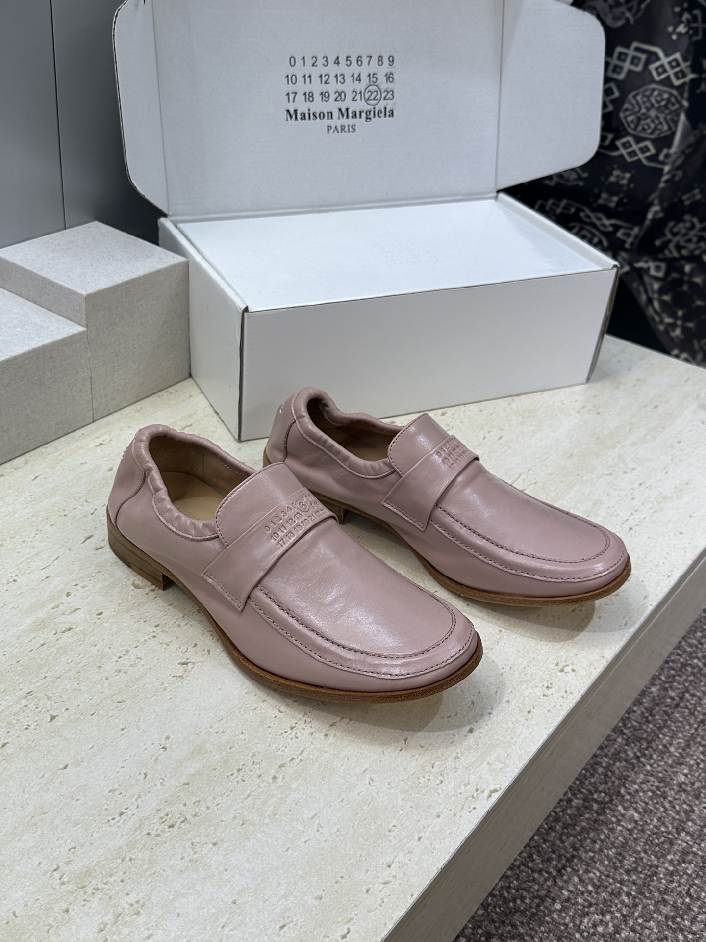 NO:816470,Maison Margiela 2026 spring and summer new Mary Jane elastic ballet doll women's shoes MM6 letter logo belt buckle flat color-blocking dancing loafers Material upper imported calfskin/imported cowhide + water-dyed sheepskin lining + Italian leather outsole Size: 35-40 (40 customized non-returnable), loafers, masion margiela, masion margiela, loafers, mary  jane,cowhide,sheepskin,Leather soles19860909Maison Margiela 马吉拉 2026春夏新款玛丽珍弹力芭蕾舞娃娃女单鞋 MM6字母logo皮带扣平底拼色跳舞乐福鞋 材质鞋面进口小牛皮/进口牛猄皮+水染羊皮内里+意大利真皮大底 Size: 35-40（40 定制不退换）,乐福鞋,masion margiela,masion margiela,loafers,mary jane,cowhide,sheepskin,Leather soles,Women's Shoes