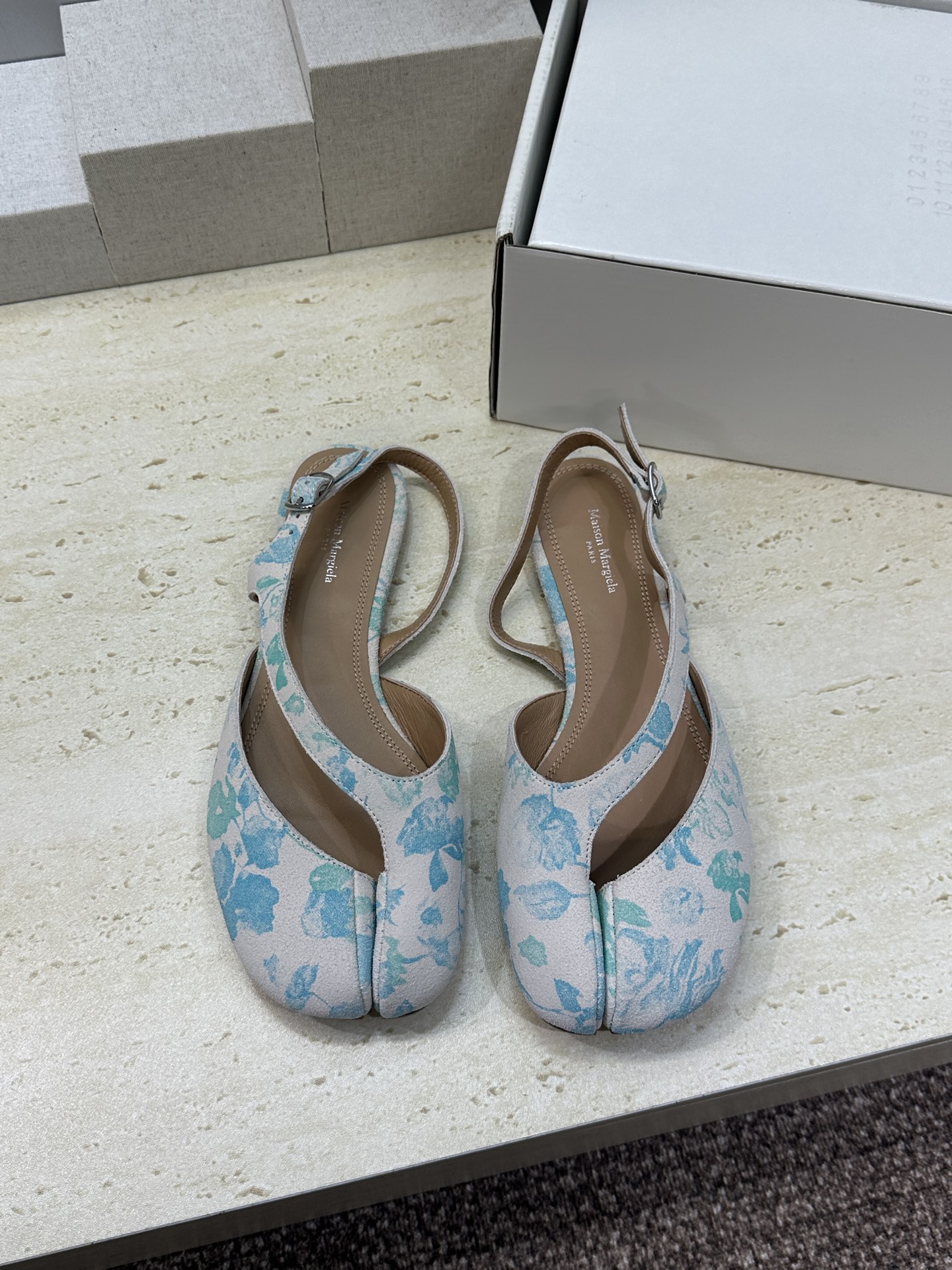 NO:816489,Maison Margiela 2026 spring and summer new Chinese-style blue and white pattern women's shoes MM6 letter logo flat-soled color-blocked split-toe sandals Material upper imported cowhide leather + water-dyed cowhide lining + Italian genuine leather outsole Size: 35-41 (40.41 customized non-returnable), split-toe shoes, masion margiela, masion margiela, sandals, cowhide, Leather soles19860909Maison Margiela 马吉拉 2026春夏新款中国风青花图案女鞋 MM6字母logo平底拼色分趾后空凉鞋 材质鞋面进口牛猄皮+水染牛皮内里+意大利真皮大底 Size: 35-41(40.41定制不退换）,分趾鞋,masion margiela,masion margiela,sandals,cowhide,Leather soles,Women's Shoes