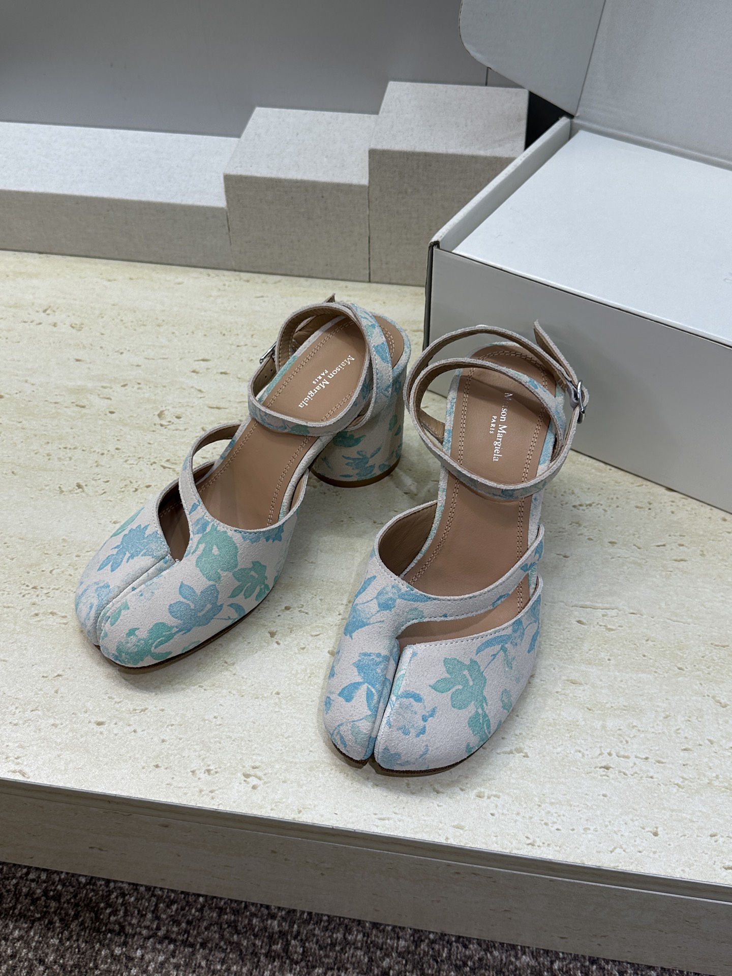 NO:816493,Maison Margiela 2026 spring and summer new Chinese style blue and white pattern thick heel women's shoes MM6 letter logo high heel split toe sandals Material upper imported cowhide leather + water-dyed cowhide lining + Italian genuine leather outsole Heel height: 7CM Size: 35-41 (40.41 customized non-returnable), split toe shoes, masion margiela, masion margiela, sandals, cowhide, Leather  soles19860909Maison Margiela 马吉拉 2026春夏新款中国风青花图案粗跟女鞋 MM6字母logo高跟拼色分趾后空凉鞋 材质鞋面进口牛猄皮+水染牛皮内里+意大利真皮大底 跟高:7CM Size: 35-41(40.41定制不退换）,分趾鞋,masion margiela,masion margiela,sandals,cowhide,Leather soles,Women's Shoes
