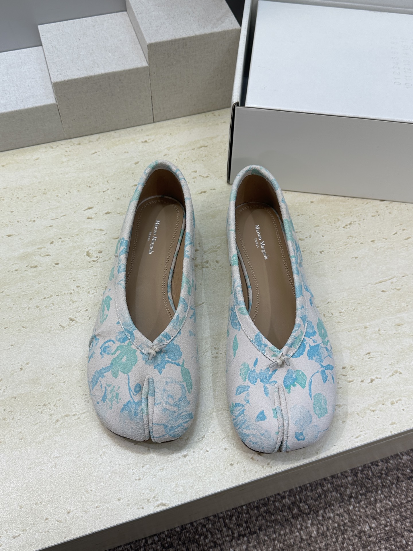 NO:816464,Maison Margiela 2026 spring and summer new style Chinese style blue and white pattern flat-soled Mary Jane doll women's shoes MM6 letter logo color-blocked split-toe ballet shoes Material upper imported cowhide leather + water-dyed cowhide lining + Italian genuine leather outsole Size: 35-41 (40.41 customization is not returnable), split-toe shoes, masion margiela, masion margiela, mary jane, cowhide, Leather soles19860909Maison Margiela 马吉拉 2026春夏新款中国风青花图案平底玛丽珍娃娃女鞋 MM6字母logo拼色分趾芭蕾舞单鞋 材质鞋面进口牛猄皮+水染牛皮内里+意大利真皮大底 Size: 35-41(40.41定制不退换）,分趾鞋,masion margiela,masion margiela,mary jane,cowhide,Leather soles,Women's Shoes