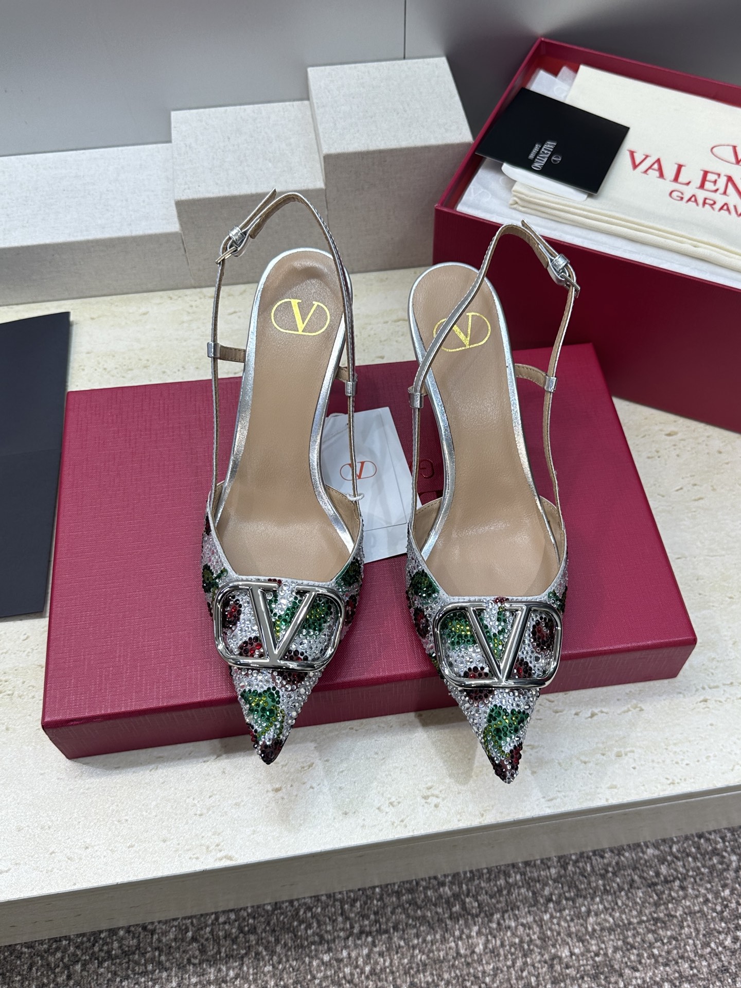NO:816487,Valentino 2026 spring and summer series new colorful rhinestone color matching women's shoes Valentino letter logo hardware buckle pointed toe high-heeled Mule sandals Material upper imported metal sheepskin inlaid with hot Australian rhinestones + water-dyed sheepskin lining + Italian leather outsole Thick heel: 8CM SIZE35-43 (40.41.42.43 customization is not returnable), high-heeled sandals, valentino, valentino, sandals, high  heels,slippers,sheepskin,Leather soles19860909Valentino 2026春夏系列新款幻彩水钻拼色女鞋 华伦天奴字母logo五金扣尖头高跟穆勒凉拖鞋 材质鞋面进口金属羊皮镶烫澳洲水钻+水染羊皮内里+意大利真皮大底 粗跟:8CM SIZE35-43（40.41.42.43定制不退换）,高跟鞋凉鞋,valentino,valentino,sandals,high heels,slippers,sheepskin,Leather soles,Women's Shoes