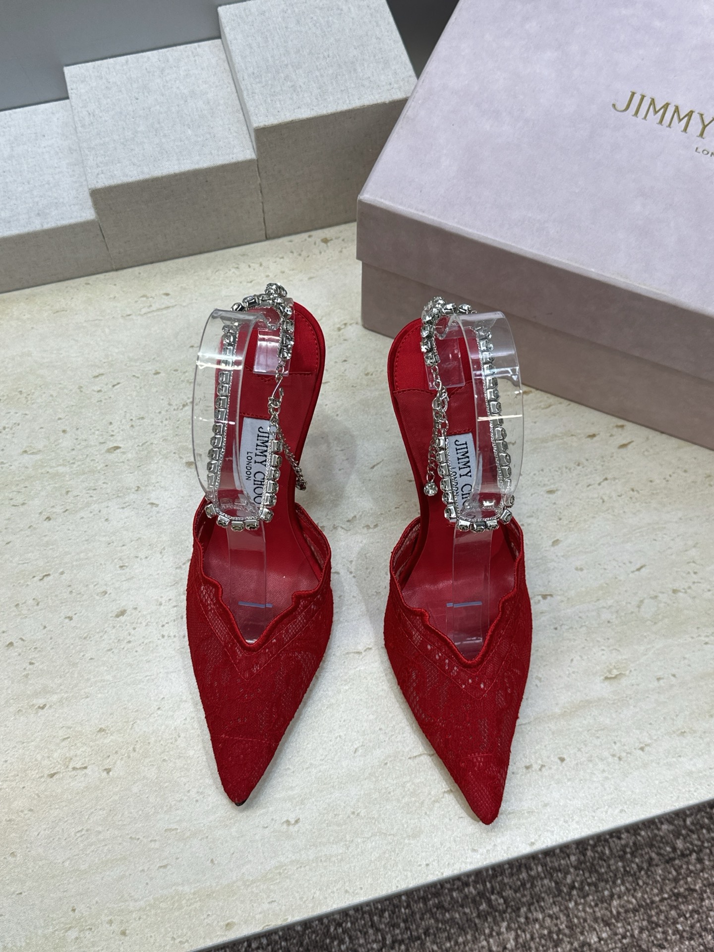 NO:921897,Jimmy Choo 2026 spring and summer new fashion women's wedding shoes with rhinestone chain, Jimmy Choo JC star's same letter logo, hardware buckle, high heel, pointed toe, beaded back sandals, material: imported lace mesh upper/imported silk fabric + Australian rhinestones + water-dyed sheepskin lining + Italian leather outsole, heel height 10.5CM, size 35-39 (40.41.42 customized, non-refundable), high-heeled sandals, jimmy  choo,jimmy choo,sandals,high heels,sheepskin,real silk,Leather soles19860909周仰杰Jimmy Choo 2026春夏新款水钻链条时尚女婚鞋 吉米周JC明星同款字母logo 五金扣高跟尖头串珠后空凉鞋 材质:鞋面进口蕾丝网/进口真丝面料+澳洲水钻+水染羊皮内里+意大利真皮大底 跟高10.5CM 码数35-39（40.41.42定制不退换),高跟鞋凉鞋,jimmy choo,jimmy choo,sandals,high heels,sheepskin,real silk,Leather soles,Women's Shoes