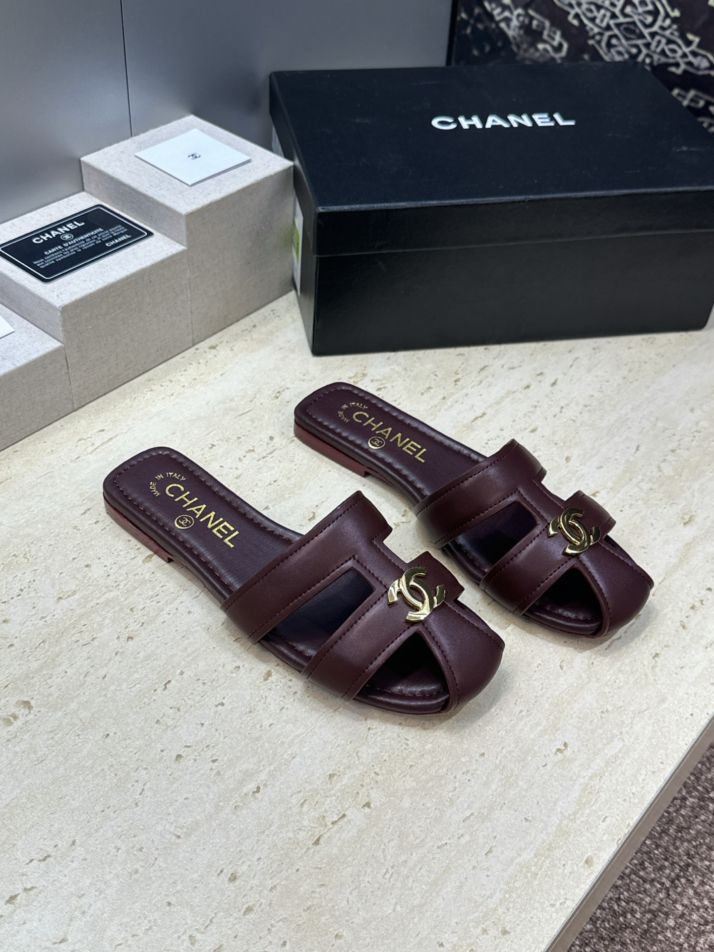 NO:921885,CHANEL Chanel 2026 spring and summer new Roman style Mule women's shoes Xiaoxiang double C letter logo hardware buckle flat bottom round head hollow color matching sandals Material upper imported mixed sheepskin + water-dyed sheepskin lining + Italian genuine leather outsole Size35-41 (40.41 customized non-returnable), slippers, chanel, chanel, slippers, sheepskin, Leather soles19860909CHANEL 香奈儿 2026春夏新款罗马风格穆勒女鞋 小香双C字母logo五金扣平底圆头镂空拼色凉拖鞋 材质鞋面进口混种羊皮+水染羊皮内里+意大利真皮大底 Size35-41(40.41定制不退换）,拖鞋,chanel,chanel,slippers,sheepskin,Leather soles,Women's Shoes