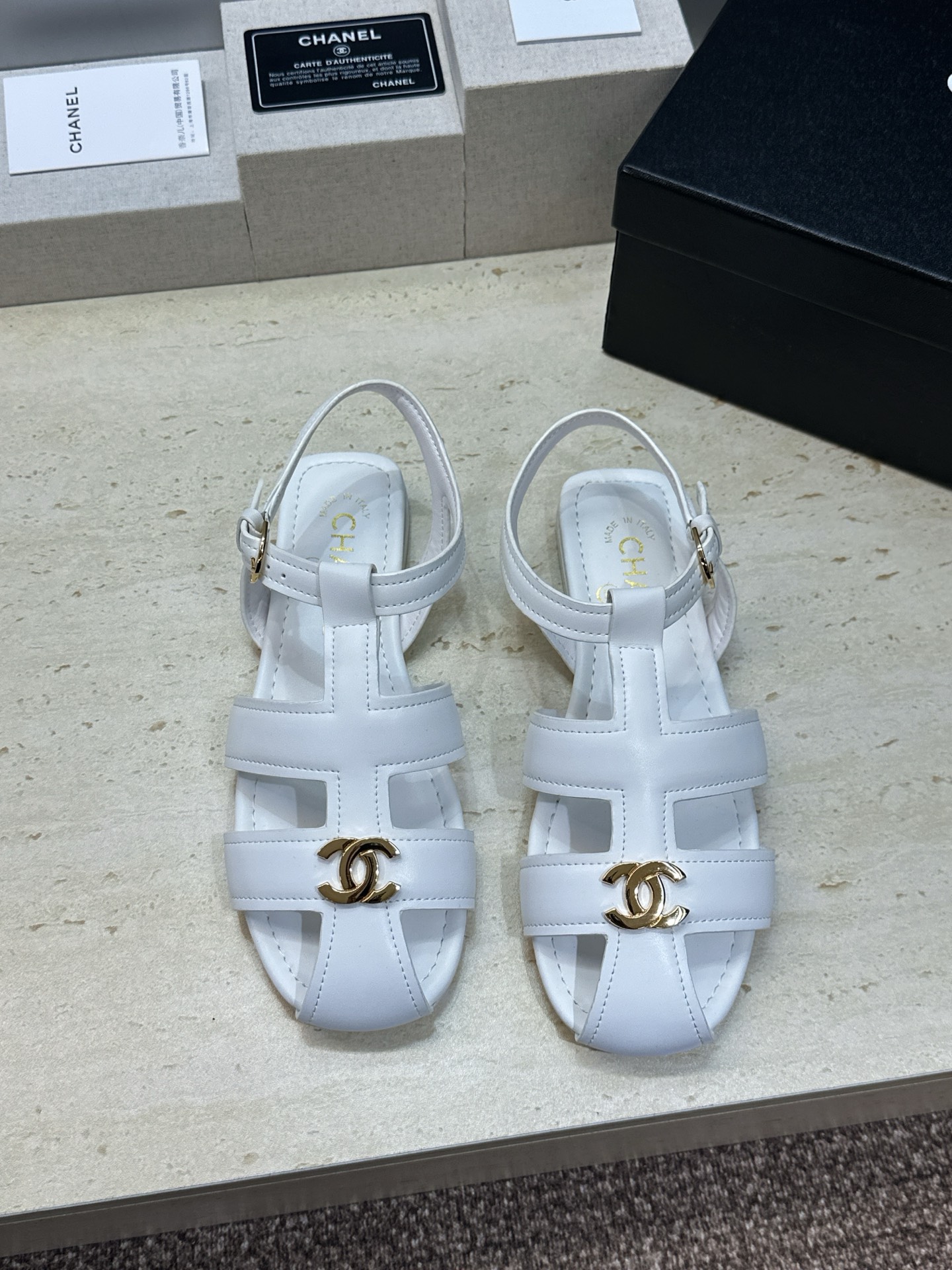 NO:921879,CHANEL Chanel 2026 spring and summer new Roman style fashionable women's shoes Xiaoxiang double C letter logo hardware buckle flat round toe hollow color matching sandals Material upper imported mixed sheepskin + water-dyed sheepskin lining + Italian genuine leather outsole Size35-41 (40.41 customization is not returnable), sandals, chanel, chanel, sandals, sheepskin, Leather soles19860909CHANEL 香奈儿 2026春夏新款罗马风格时尚女鞋 小香双C字母logo五金扣平底圆头镂空拼色凉鞋 材质鞋面进口混种羊皮+水染羊皮内里+意大利真皮大底 Size35-41(40.41定制不退换）,凉鞋,chanel,chanel,sandals,sheepskin,Leather soles,Women's Shoes
