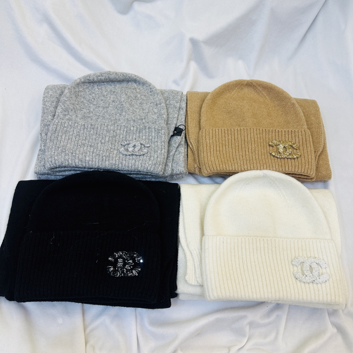 NO:343312,Chanel Chanel suit Hat scarf set 70 rabbit velvet cashmere material is warm, fashionable, simple, generous, high-end and atmospheric suit, set, chanel, chanel, hats19860909Chanel香奈儿套装帽子围巾套装70兔绒羊绒材质保暖又时尚简单大方高端大气套装,套装,chanel,chanel,hats,accessory