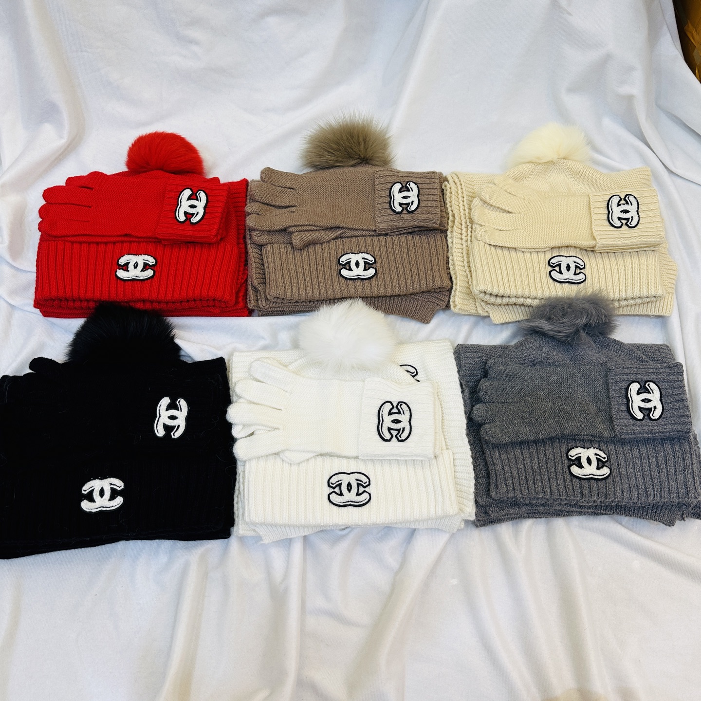 NO:554543,Chanel three-piece set CHANEL cashmere knitted scarf hat and gloves three-piece set 70 cashmere 30 rabbit hair ingredients 15 cm fox fur ball warm and fashionable suit, suit, chanel, chanel, gloves, hats19860909香奈儿三件套CHANEL羊绒针织围巾帽子和手套三件套 70羊绒30兔毛成分配15公分狐狸毛球保暖又时尚套装,套装,chanel,chanel,gloves,hats,accessory